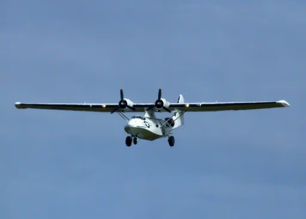 Unidentified — Twin-engine aircraft