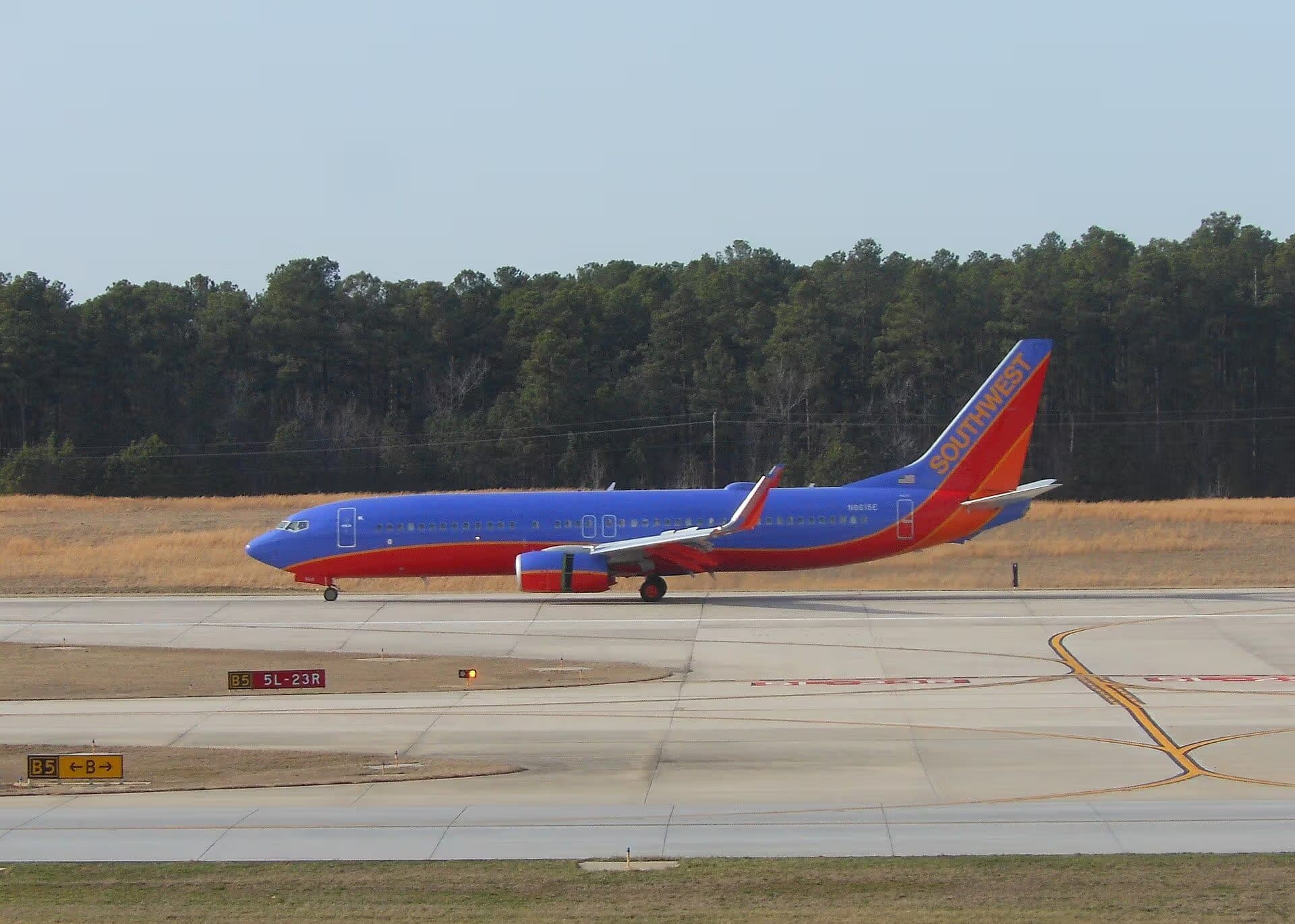 N8615E — Twin-engine aircraft