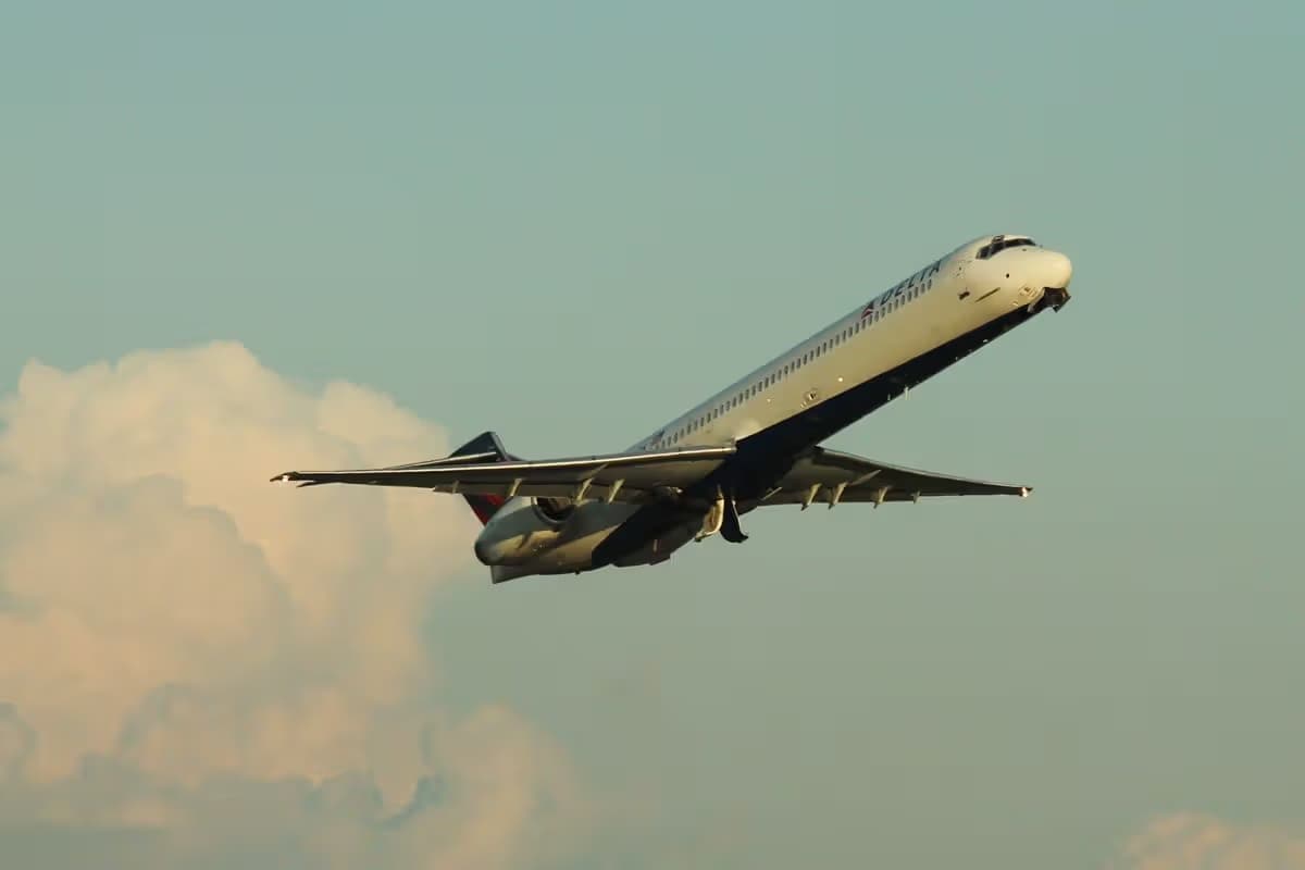 N916DN — Twin-engine aircraft