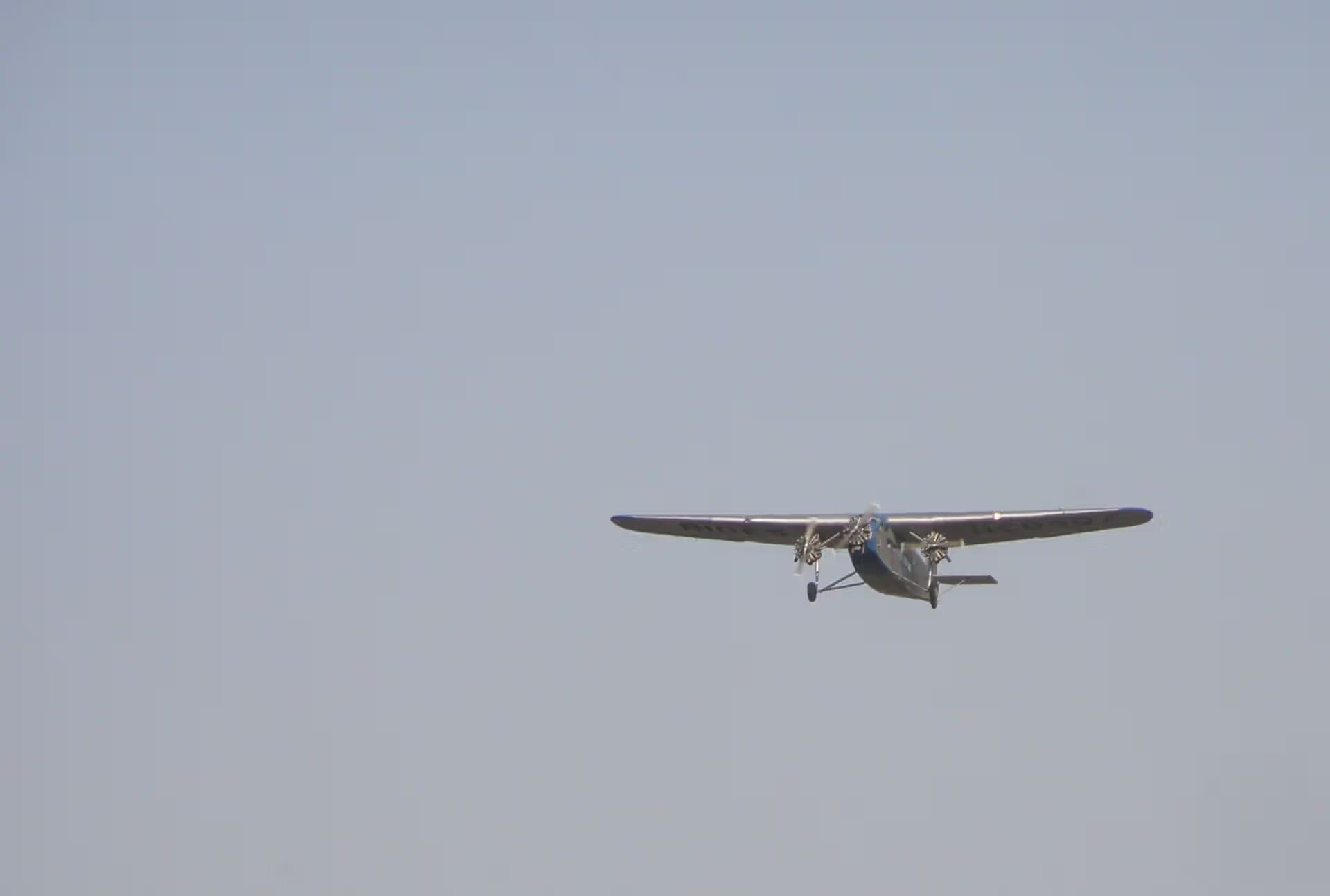 Unidentified — Twin-engine aircraft