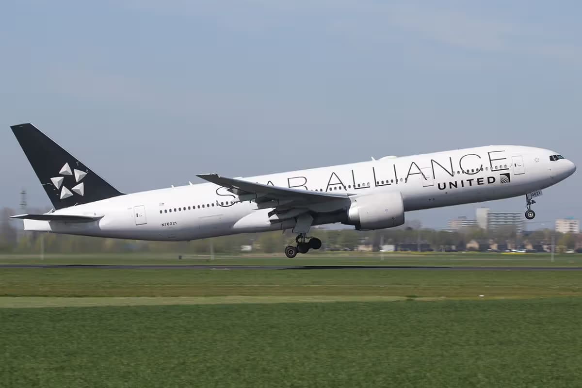 N76021 — Twin-engine aircraft