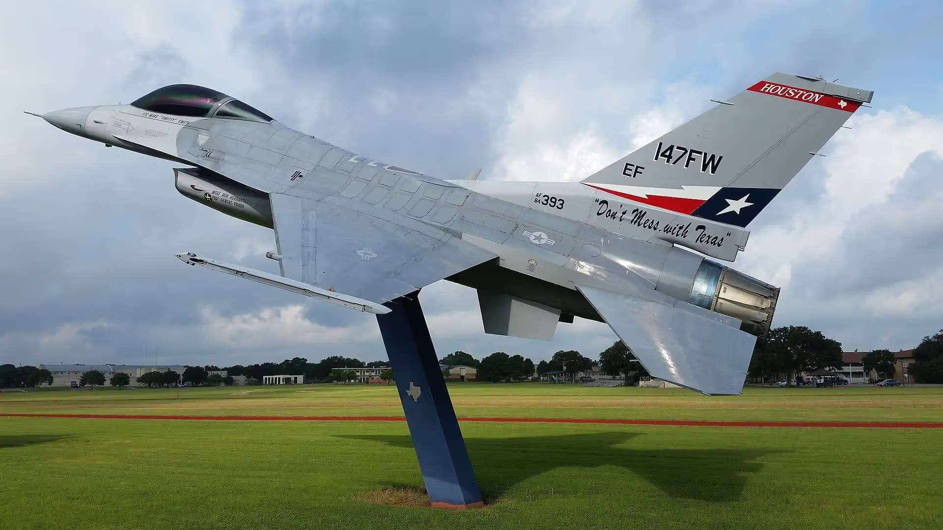 Unidentified — Single-engine aircraft