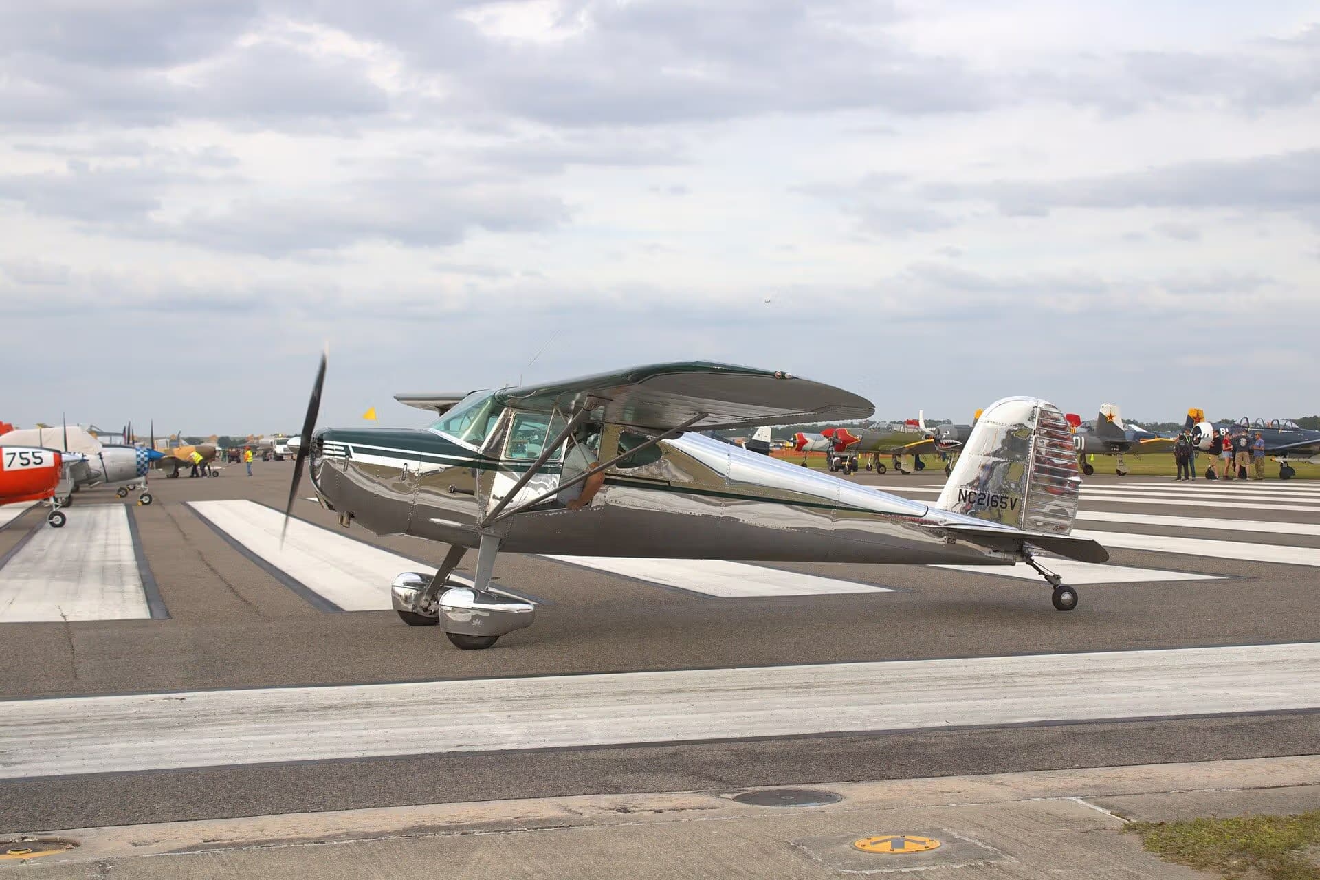 Unidentified — Single-engine aircraft