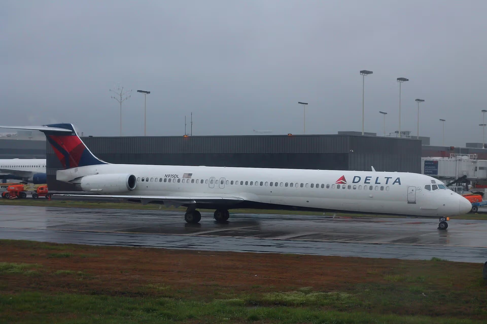 N915DL — Aircraft