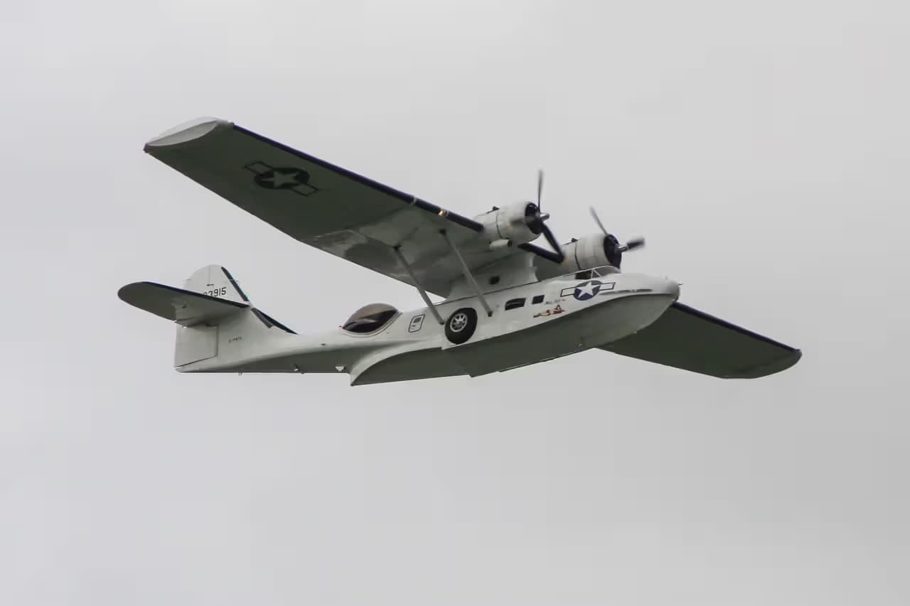 Unidentified — Twin-engine aircraft