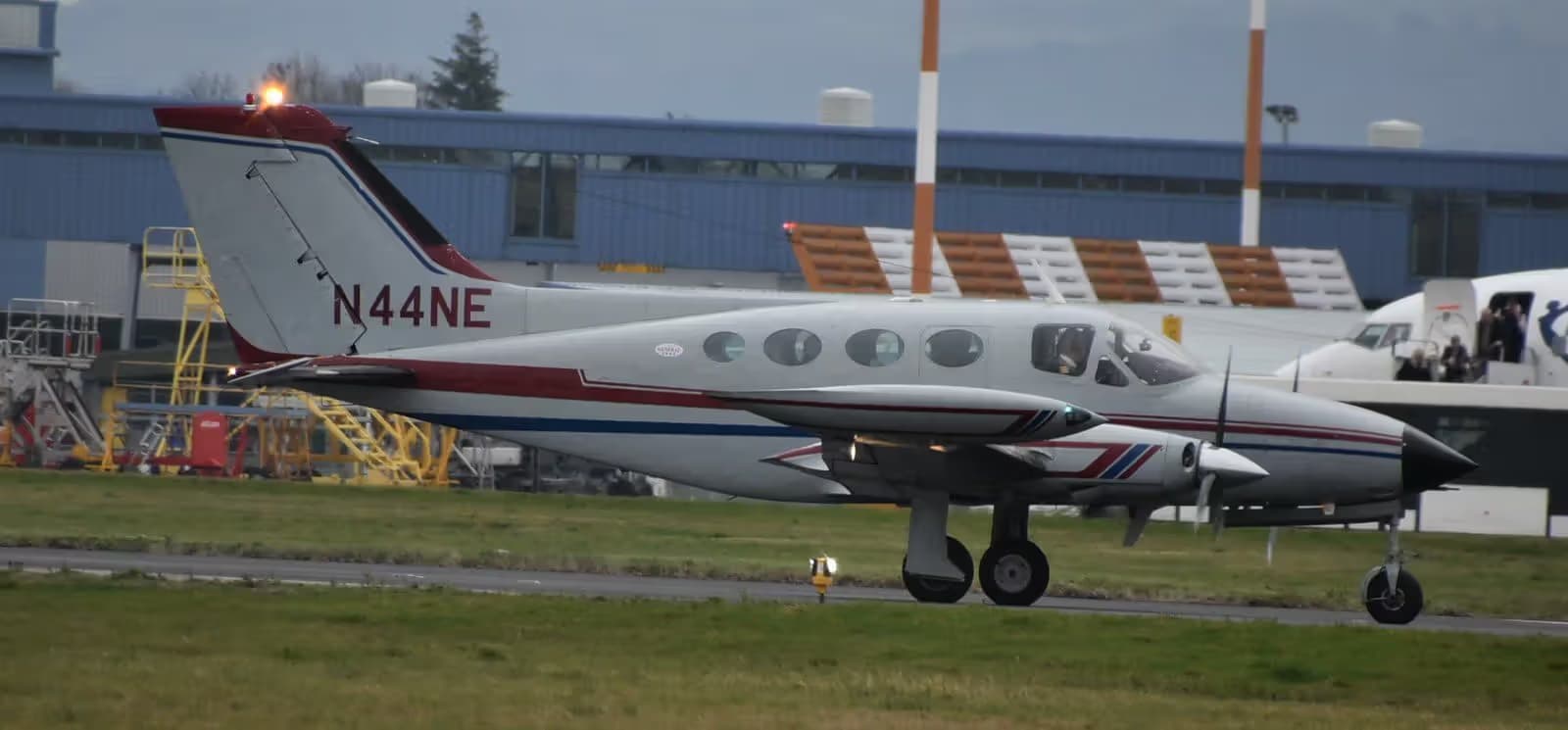 N44NE — Twin-engine aircraft