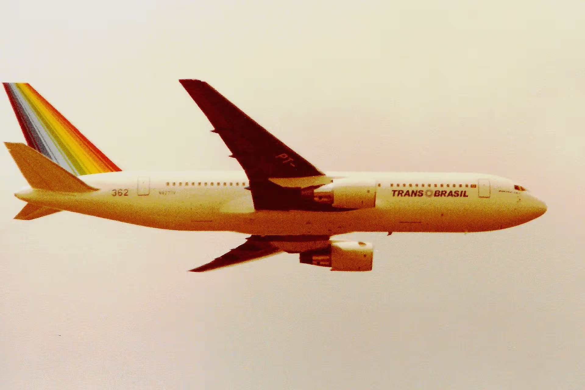N8277V — Twin-engine aircraft