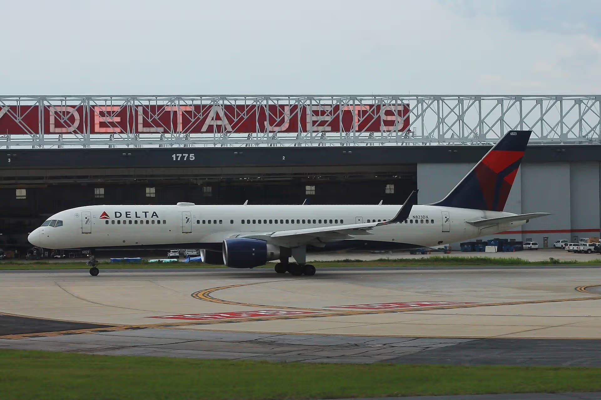 N823DX — Twin-engine aircraft
