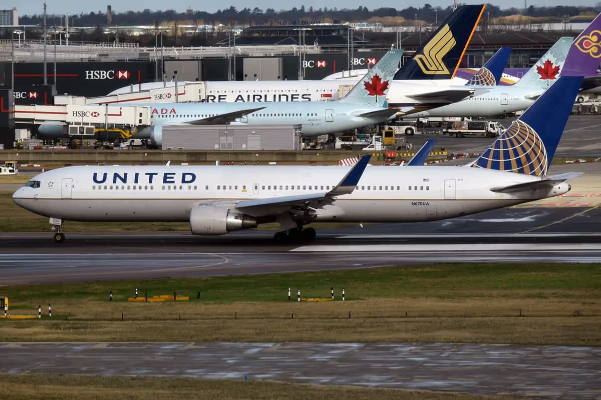 N670UA — Twin-engine aircraft