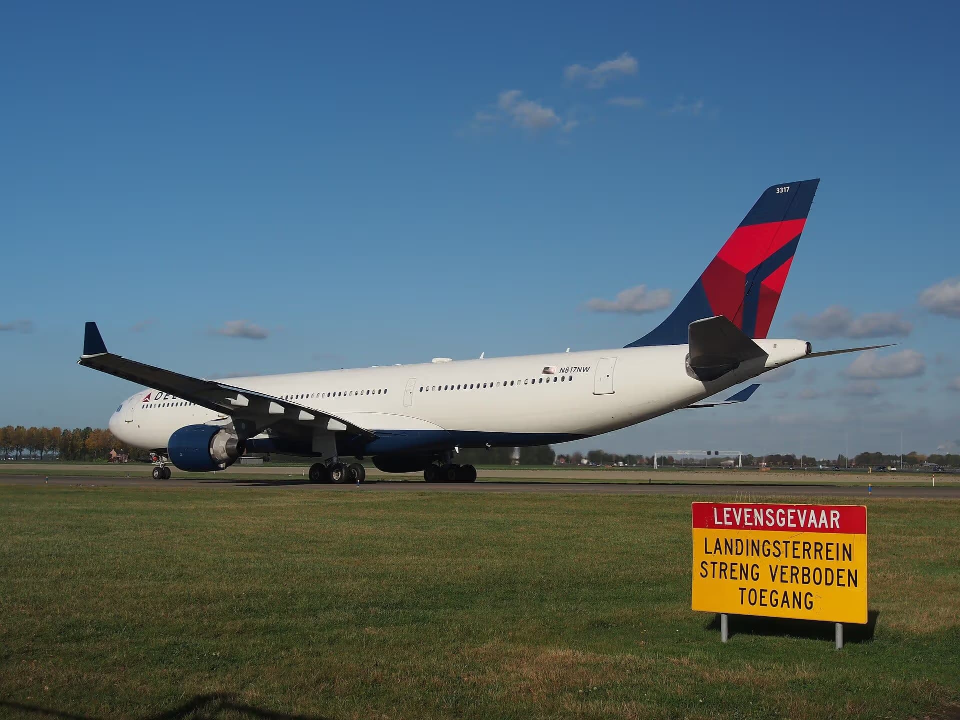 N817NW — Twin-engine aircraft