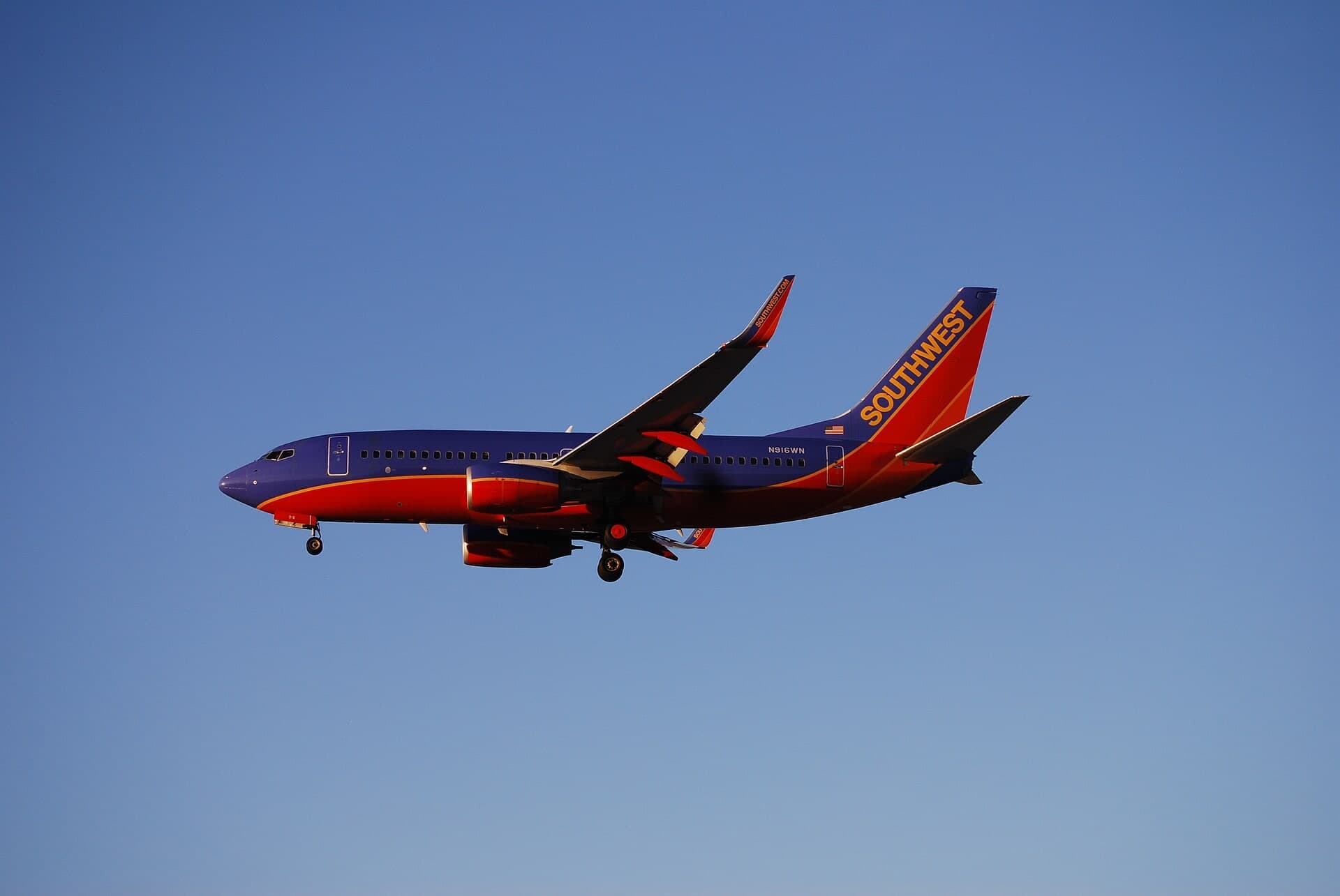 N916WN — Twin-engine aircraft