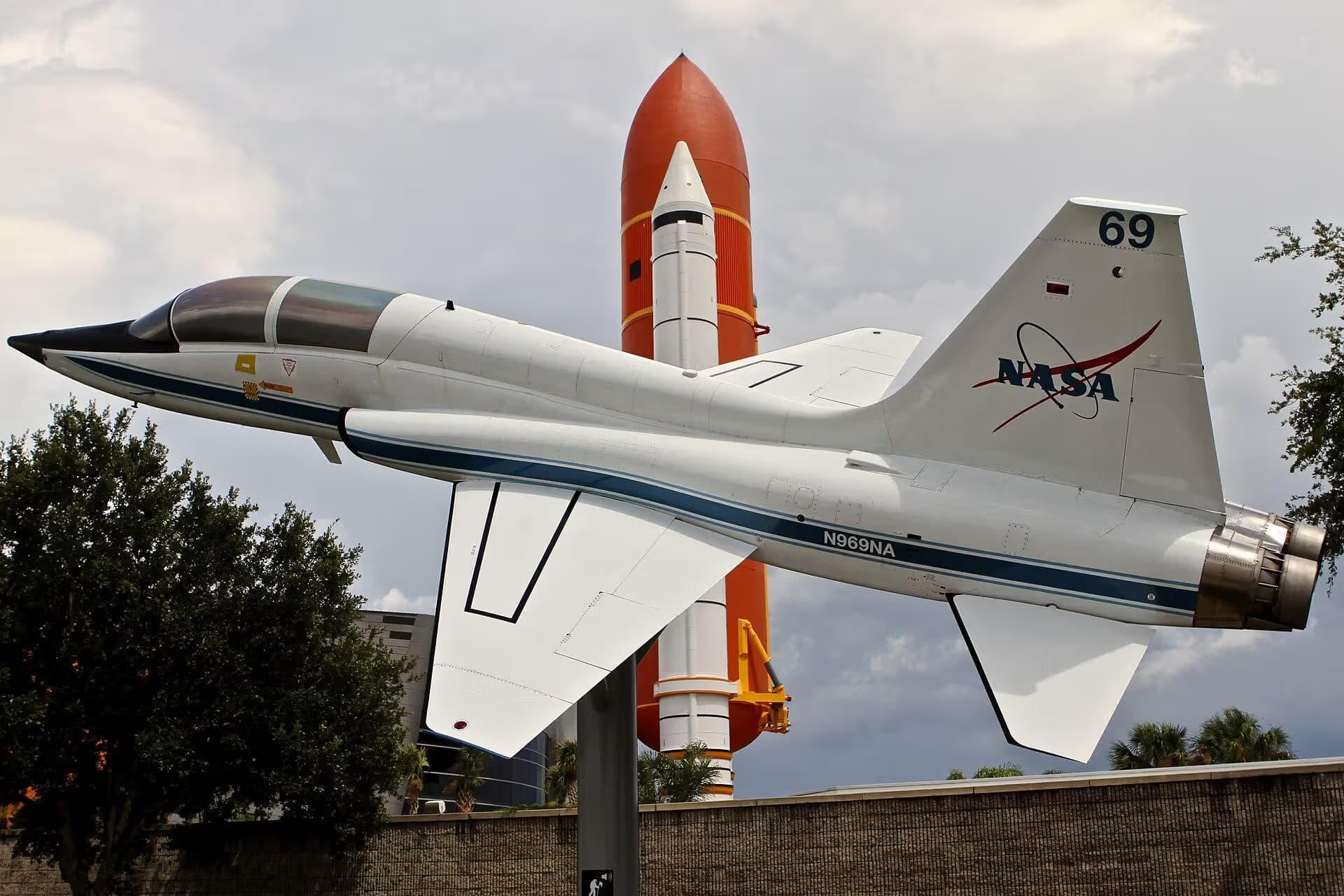 Unidentified — Twin-engine aircraft