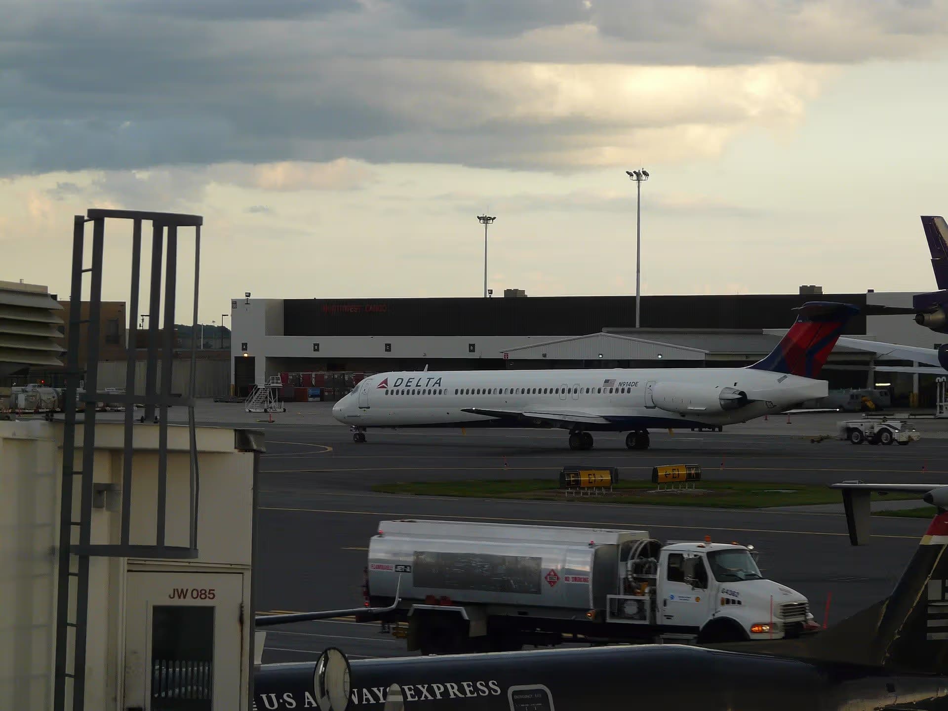 N914DE — Boeing