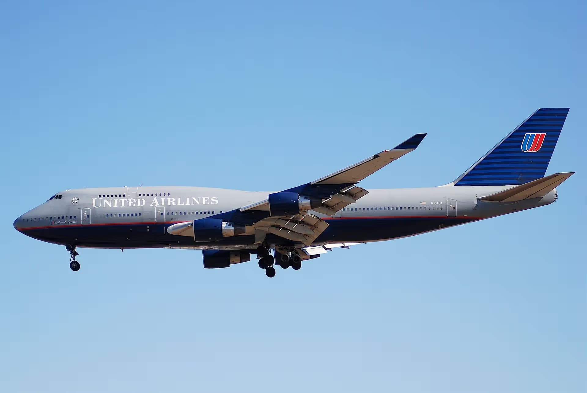 N104UA — Boeing