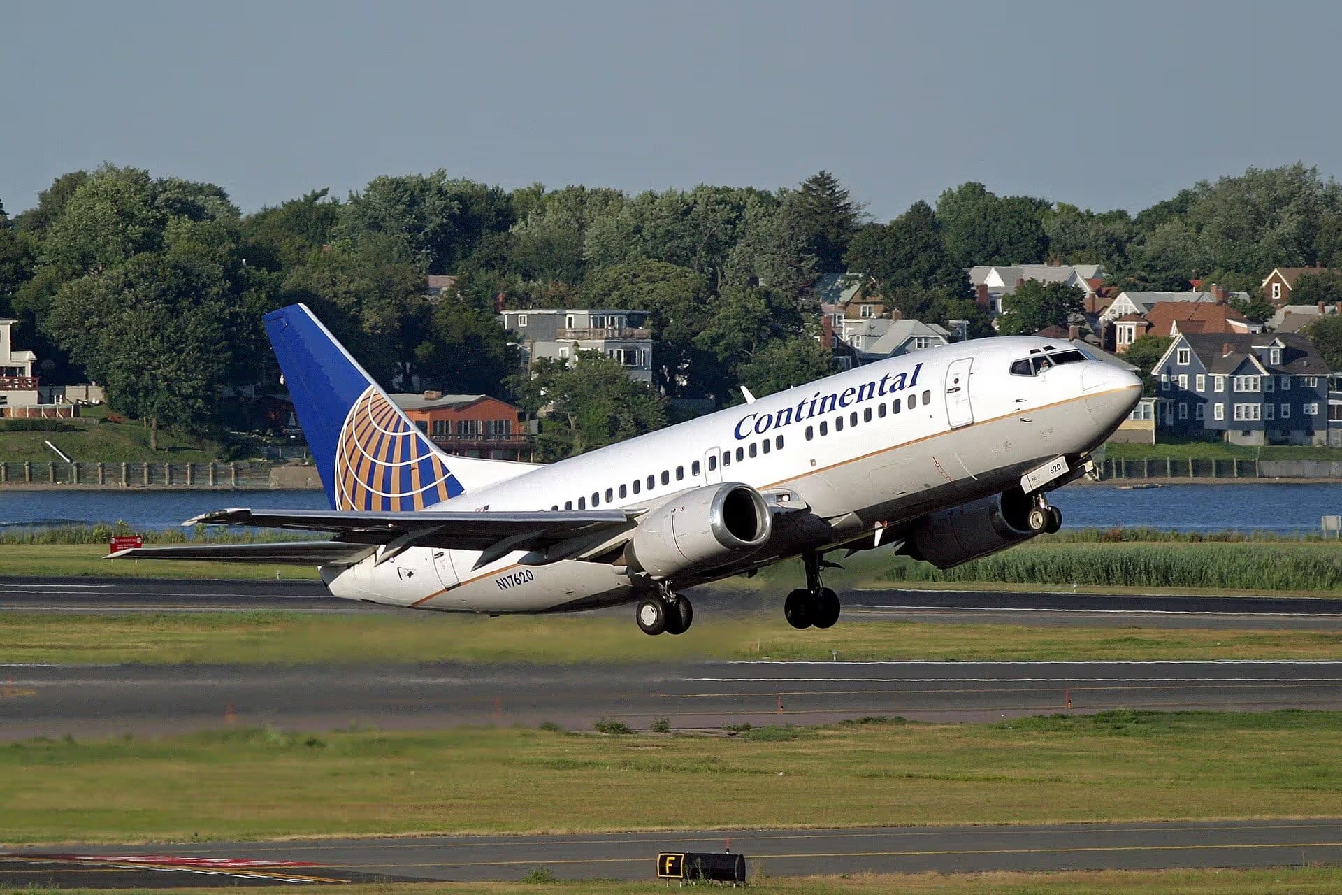 N17620 — Twin-engine aircraft