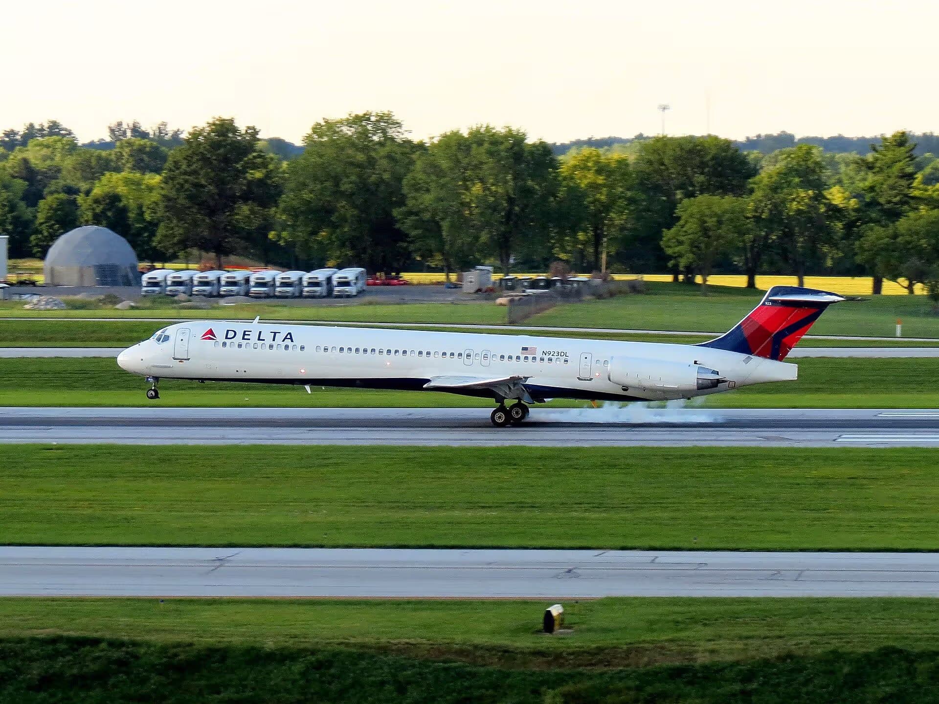 N923DL — Twin-engine aircraft