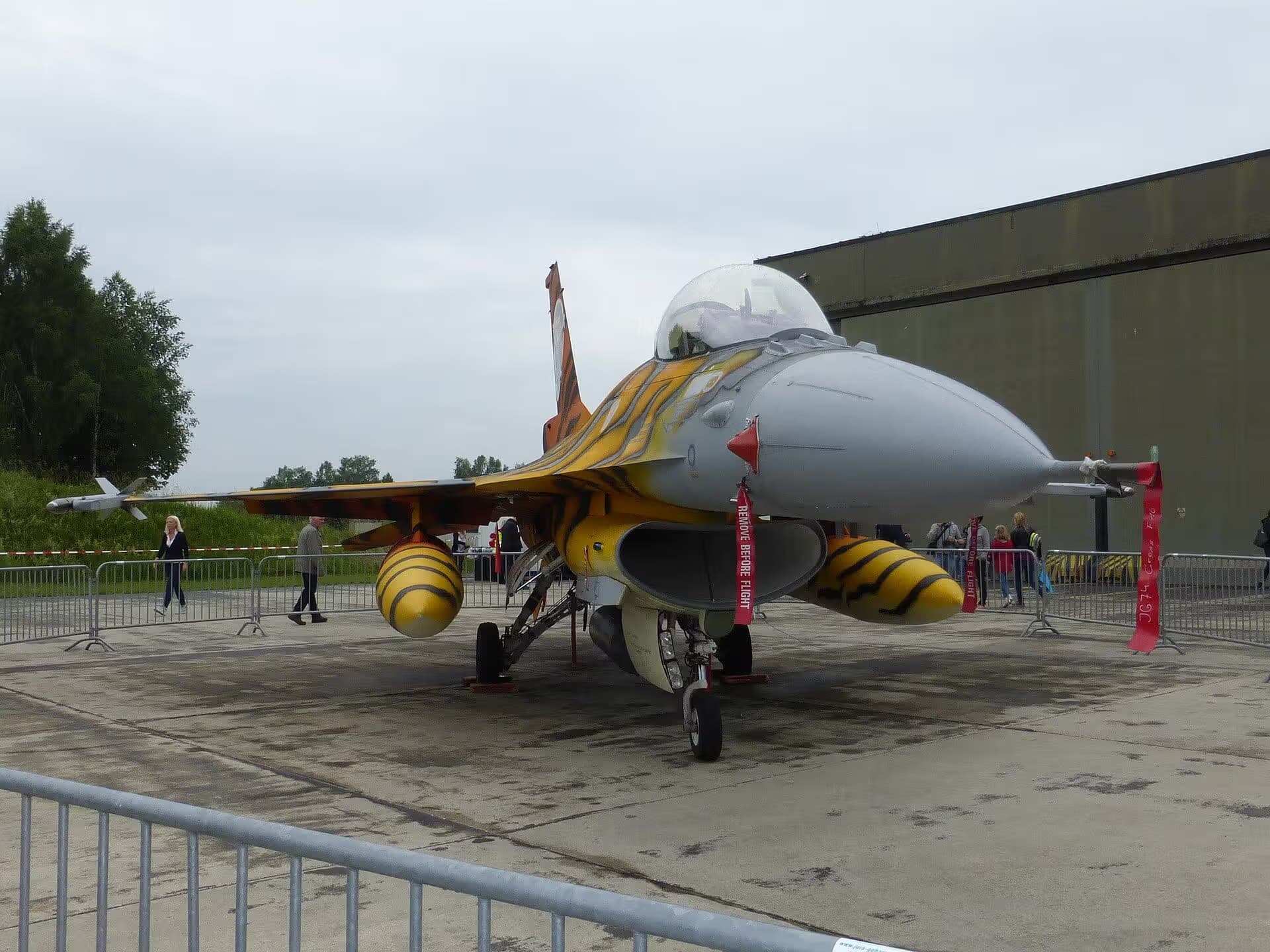 Unidentified — Single-engine aircraft