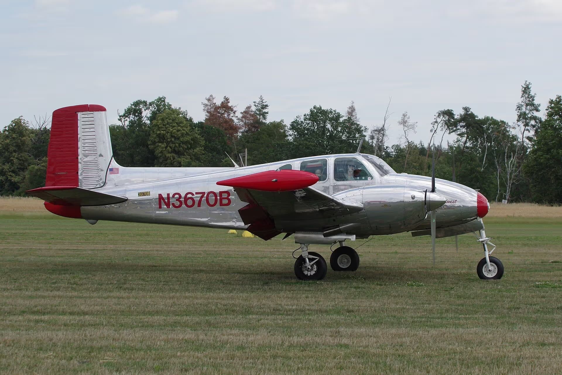 N3670B — Twin-engine aircraft