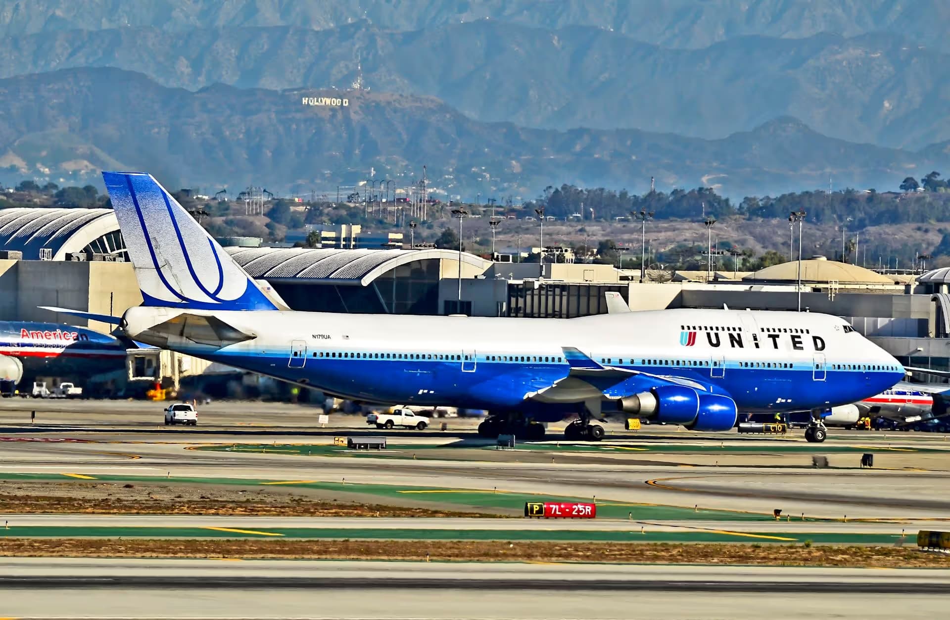 N179UA — Aircraft