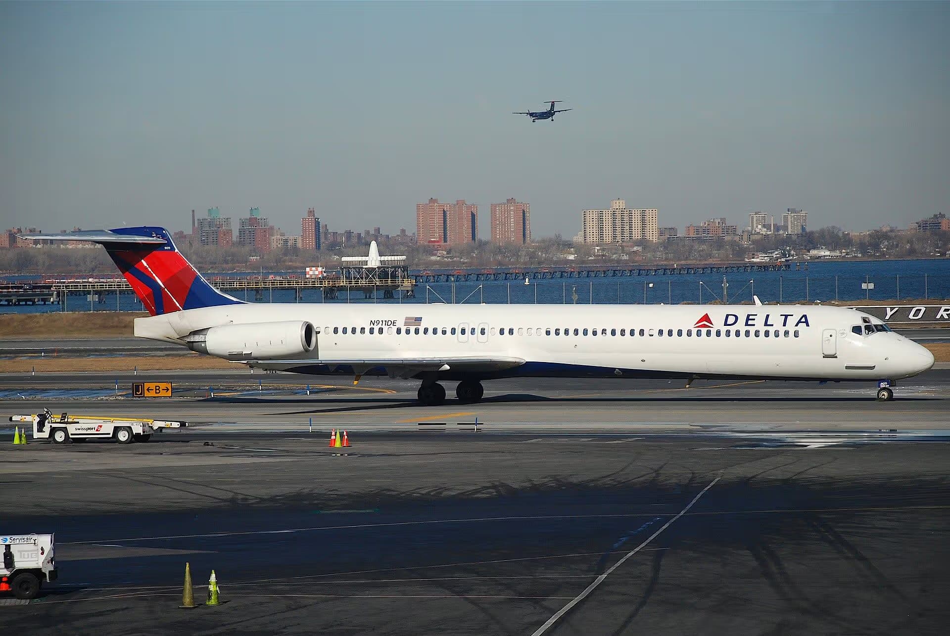 N911DE — Douglas