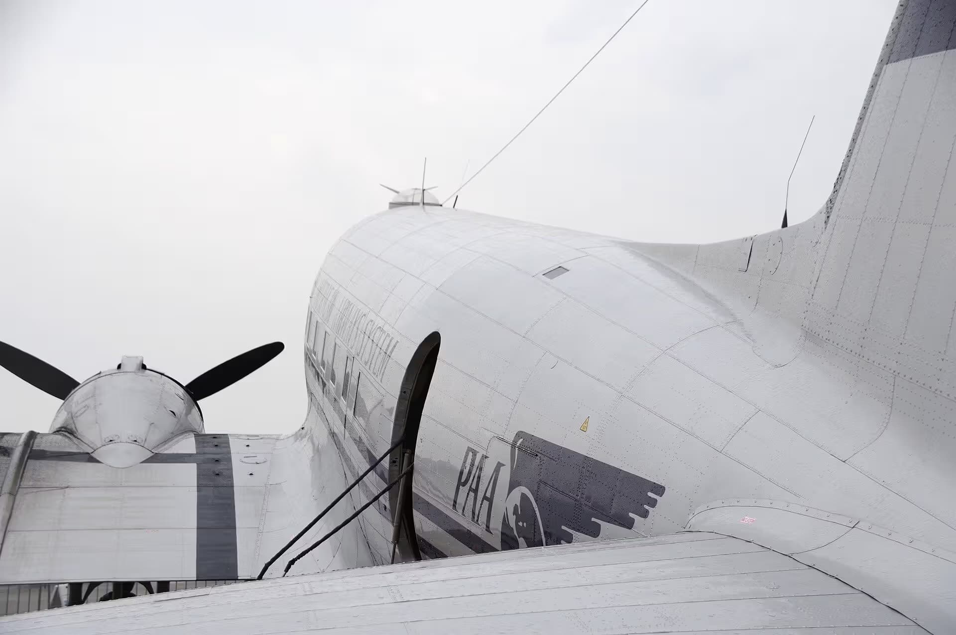 N877MG — Douglas