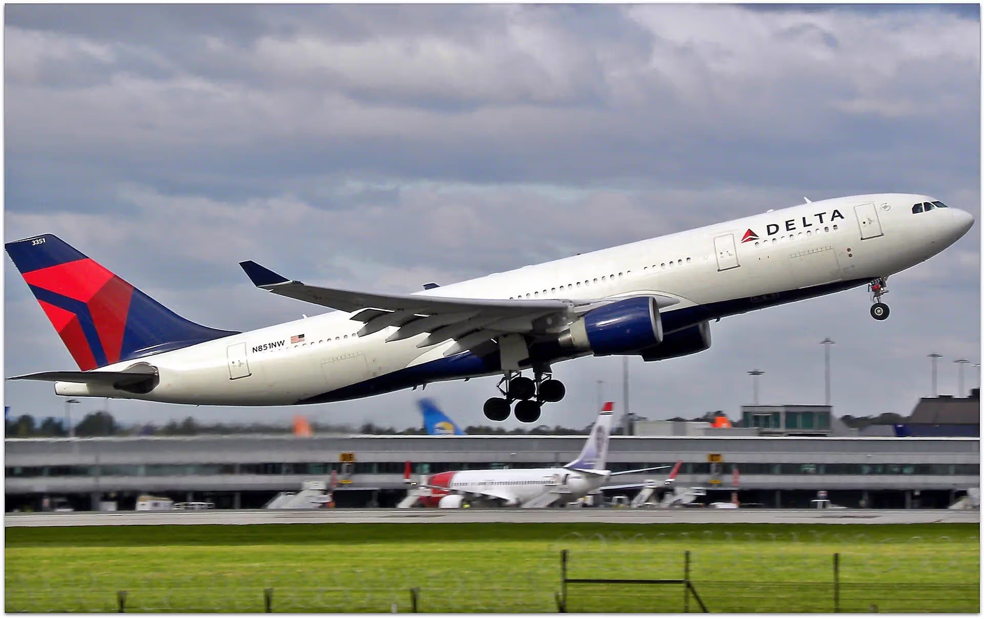 N851NW — Twin-engine aircraft at Manchester Airport