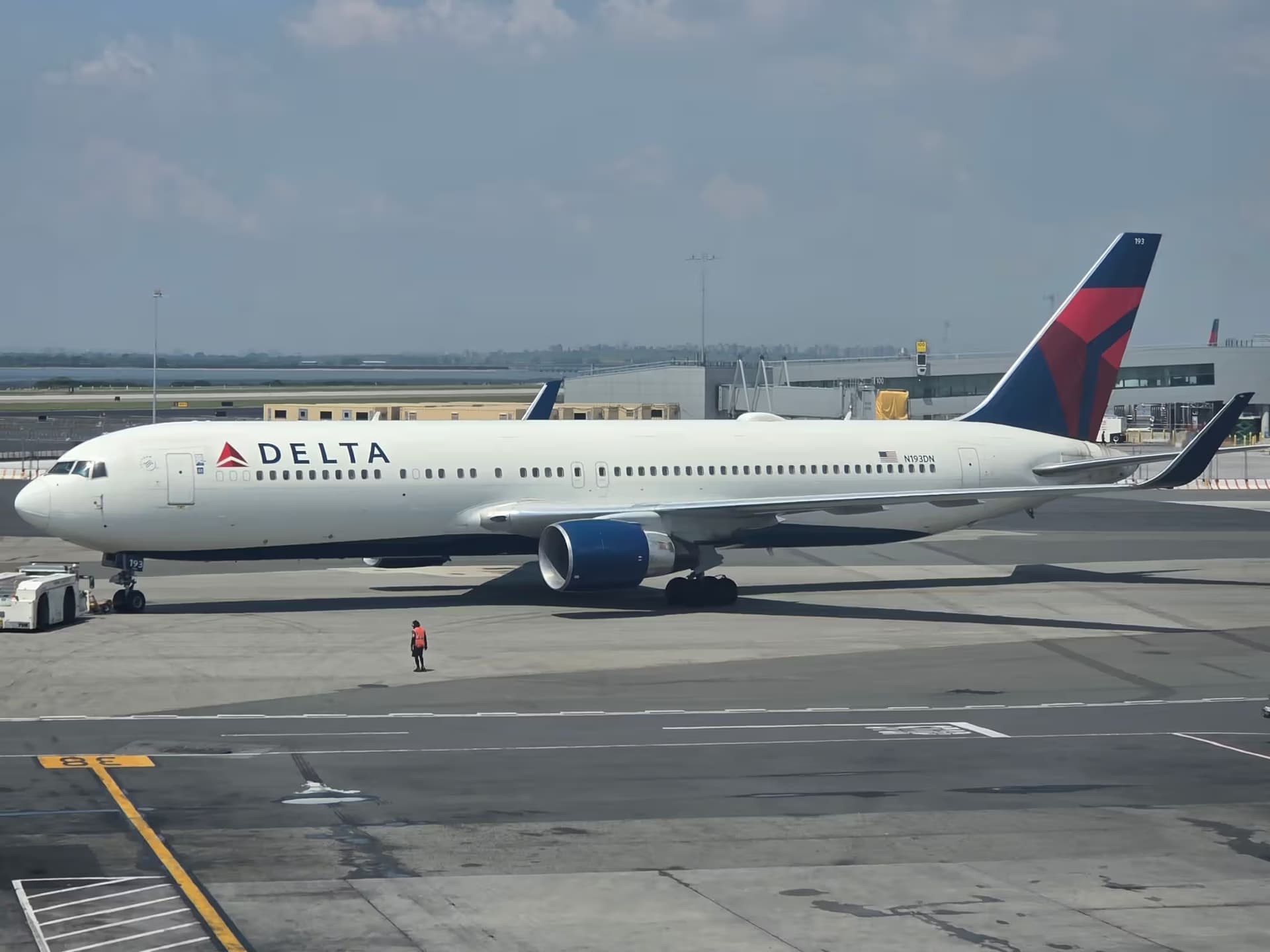 N193DN — Boeing 767-332 at John F. Kennedy International Airport
