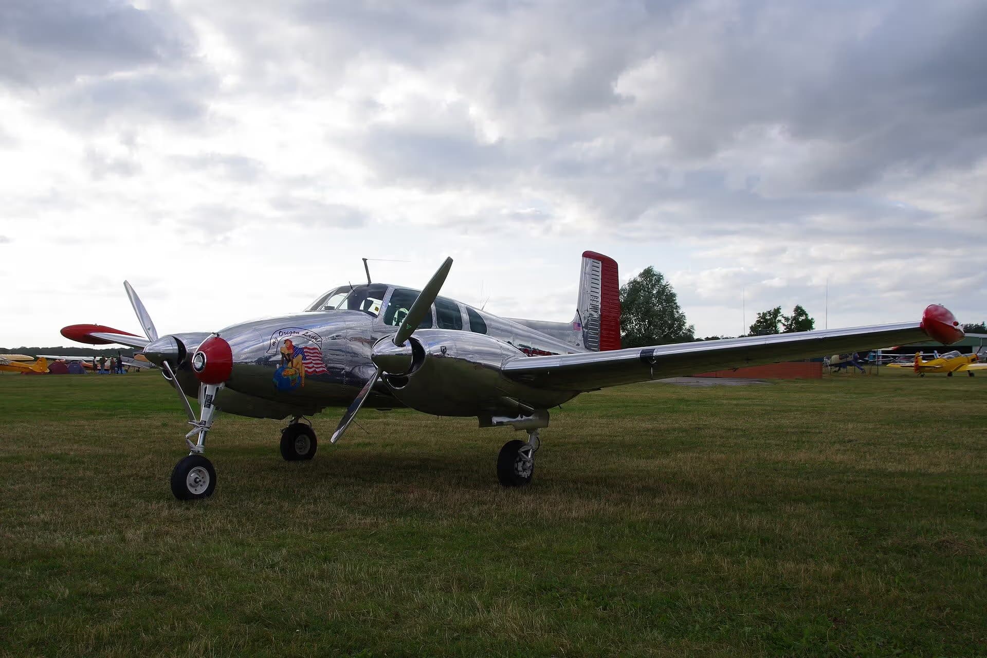 N3670B — Twin-engine aircraft