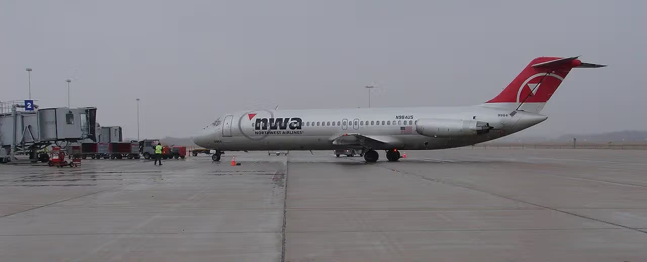N984US — Twin-engine aircraft