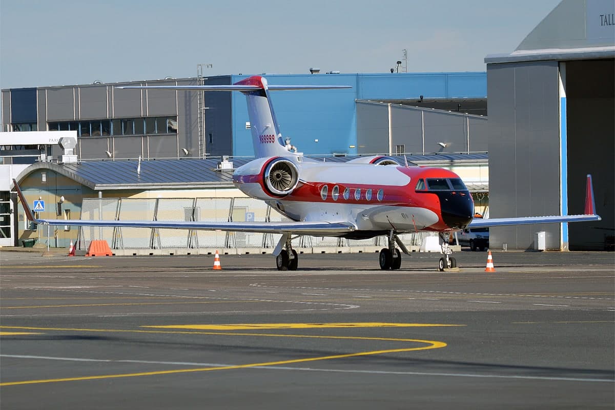 N88999 — Business jet