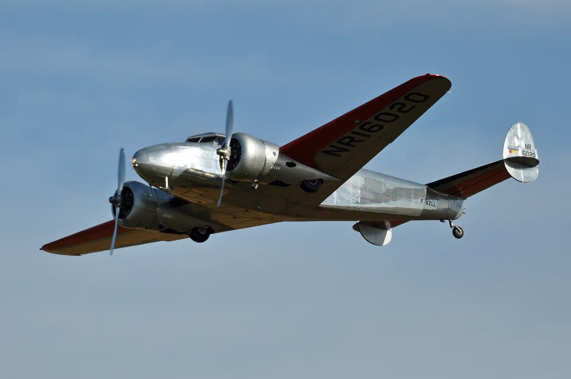 Unidentified — Twin-engine aircraft