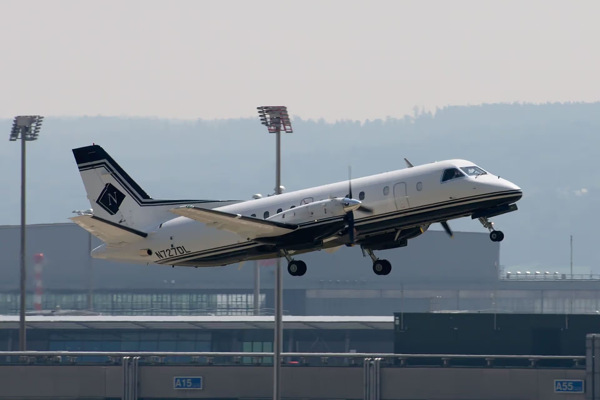 N727DL — Twin-engine aircraft