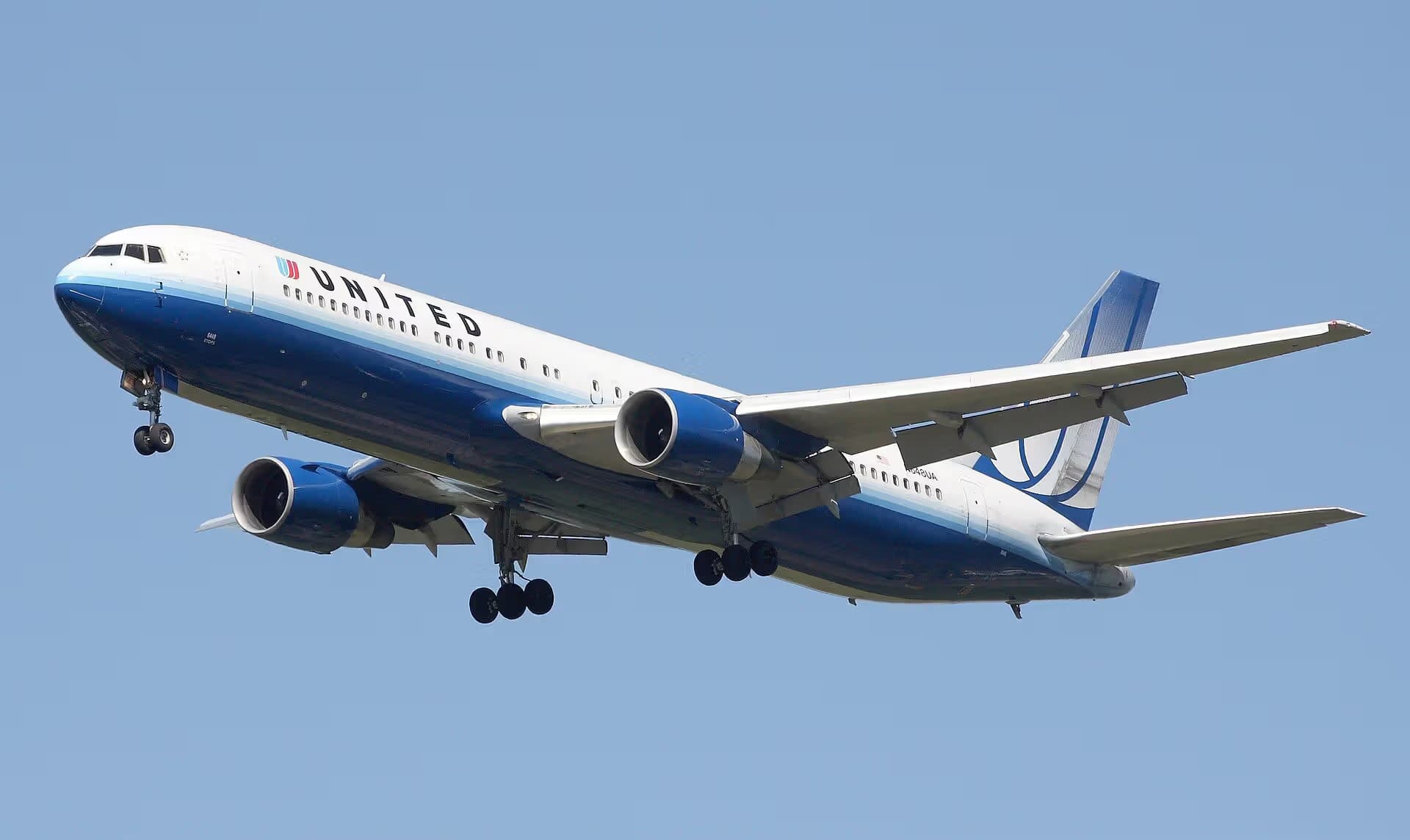 N648UA — Twin-engine aircraft
