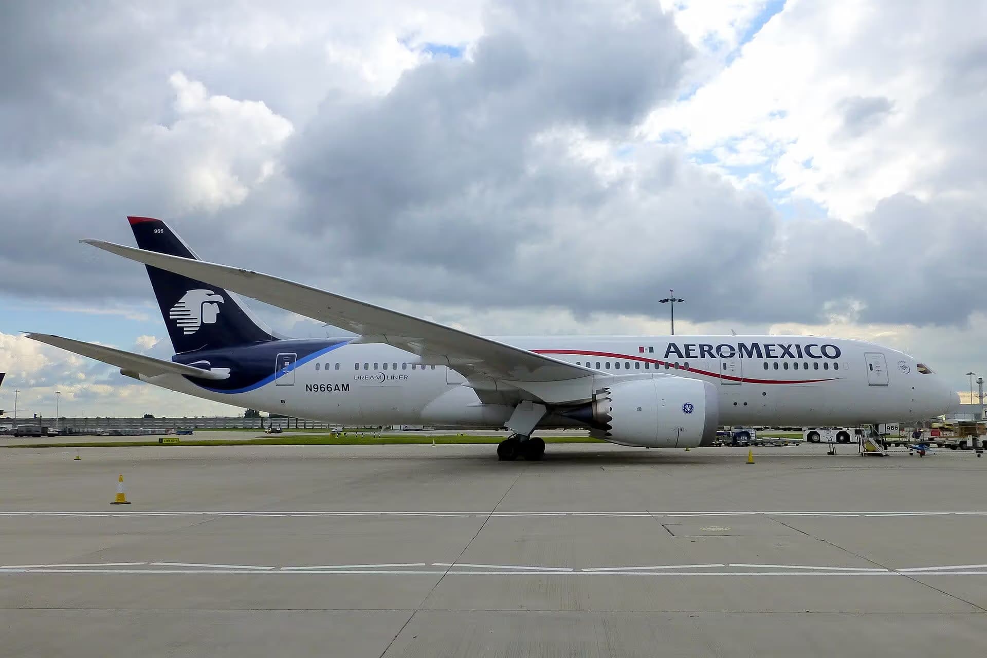 N966AM — Twin-engine aircraft