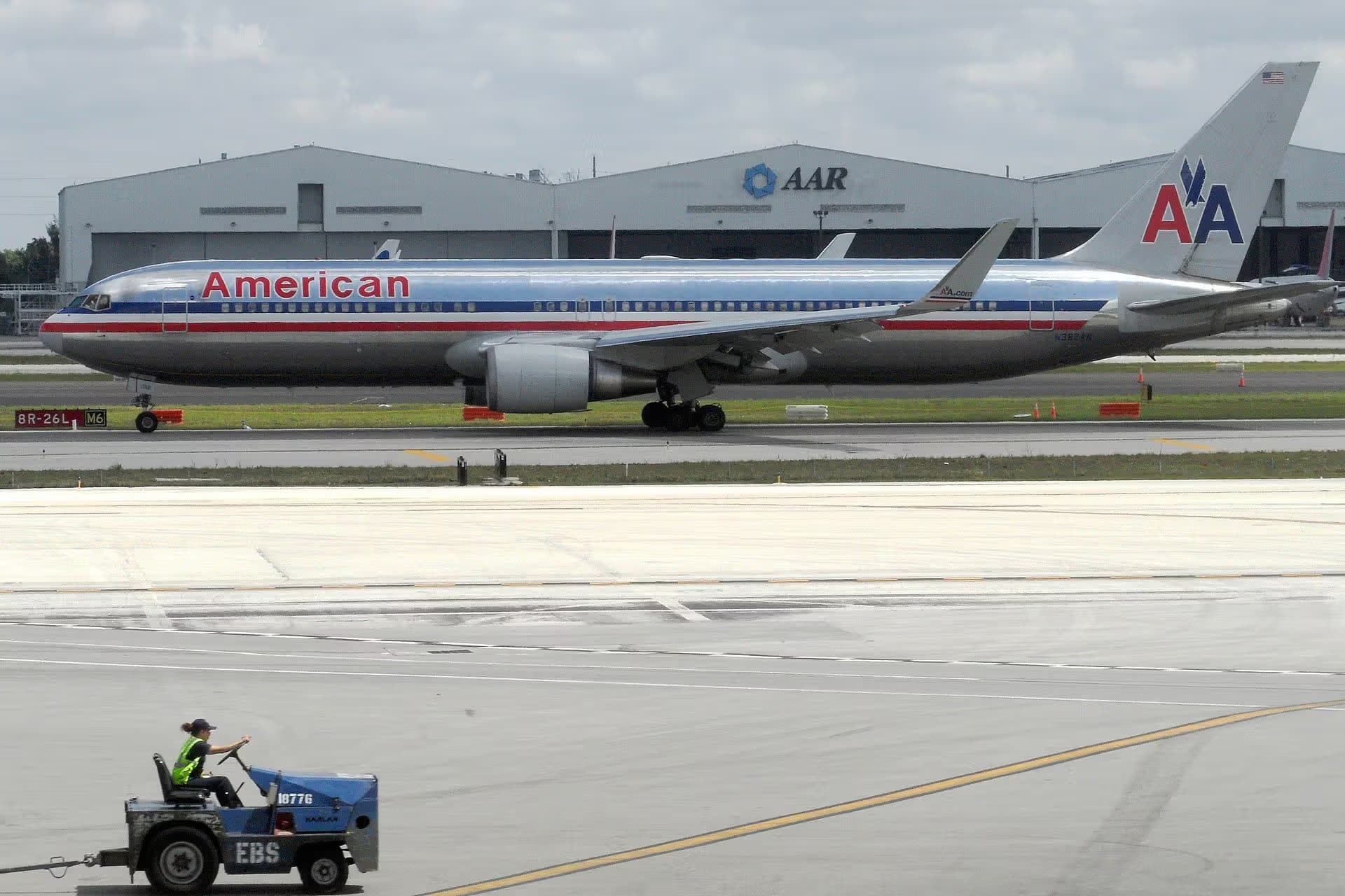 N382AN — Twin-engine aircraft