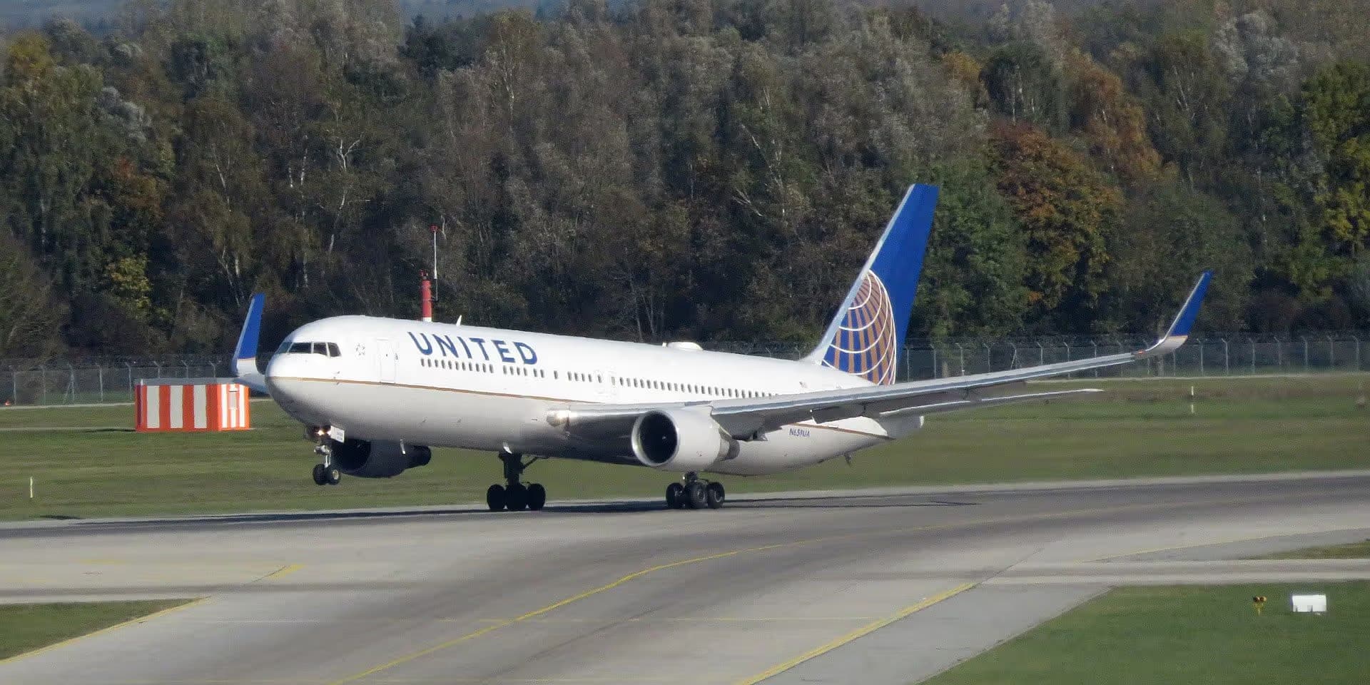 N659UA — Twin-engine aircraft at Munich Airport