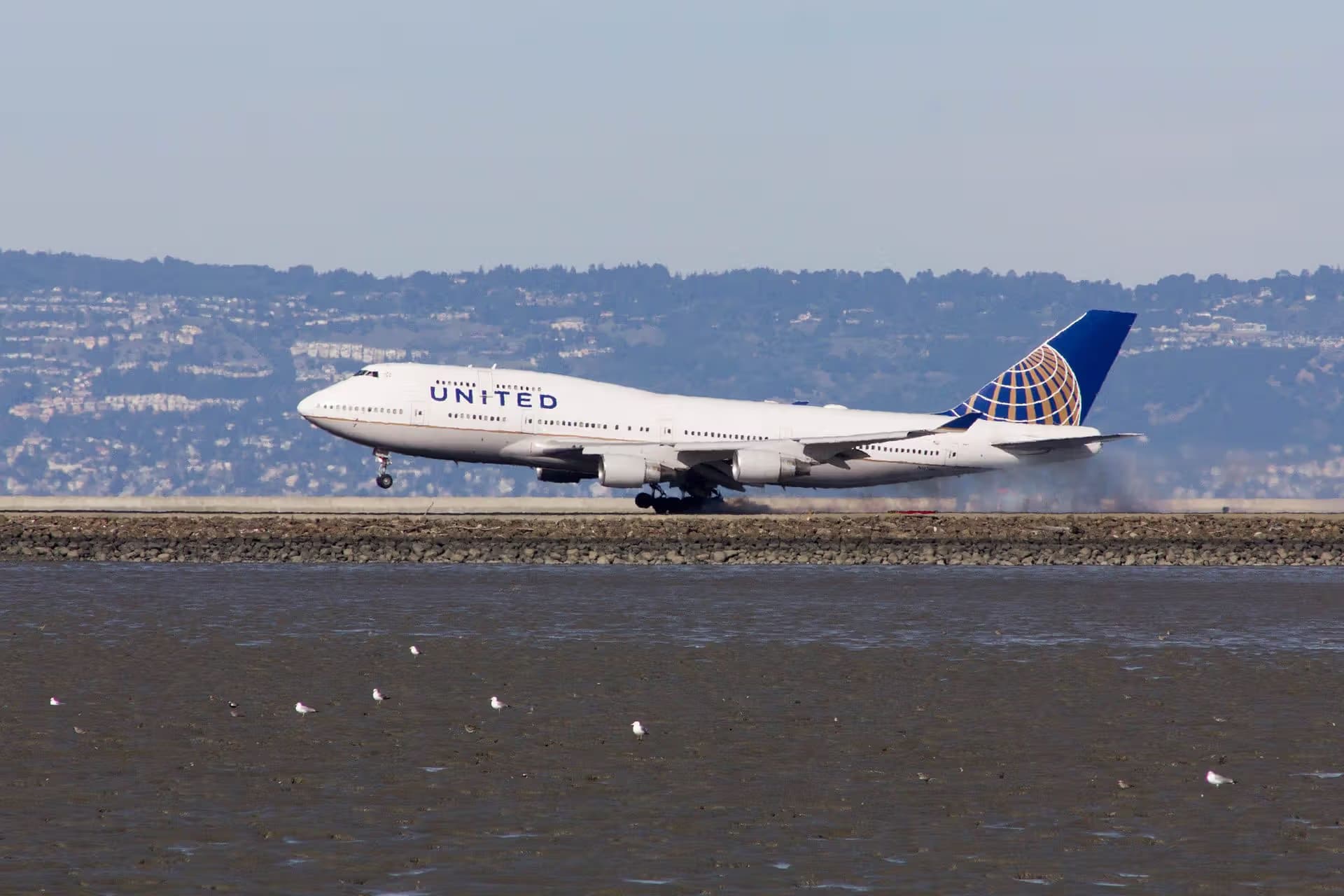 N127UA — Boeing