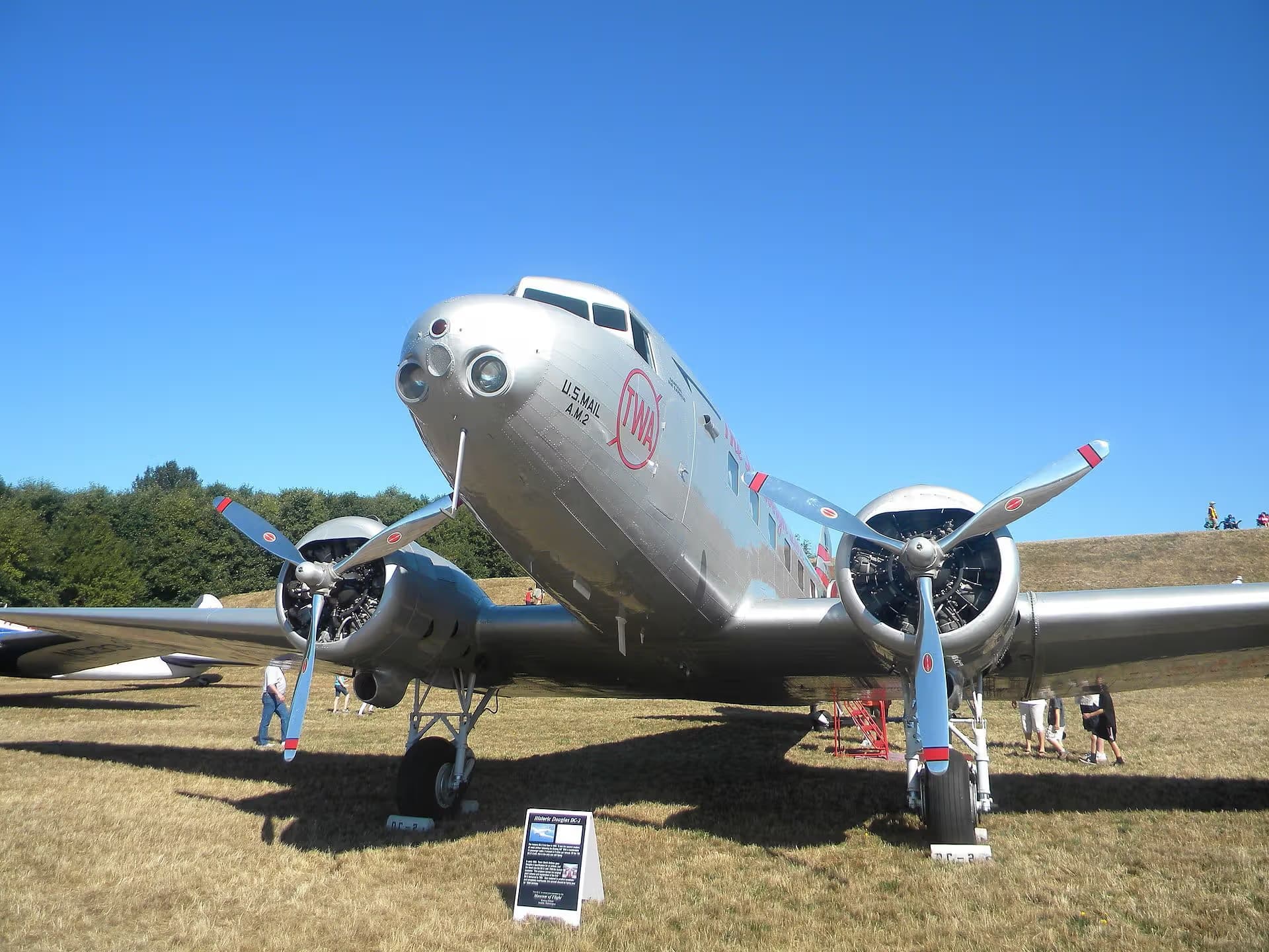 Unidentified — Twin-engine aircraft
