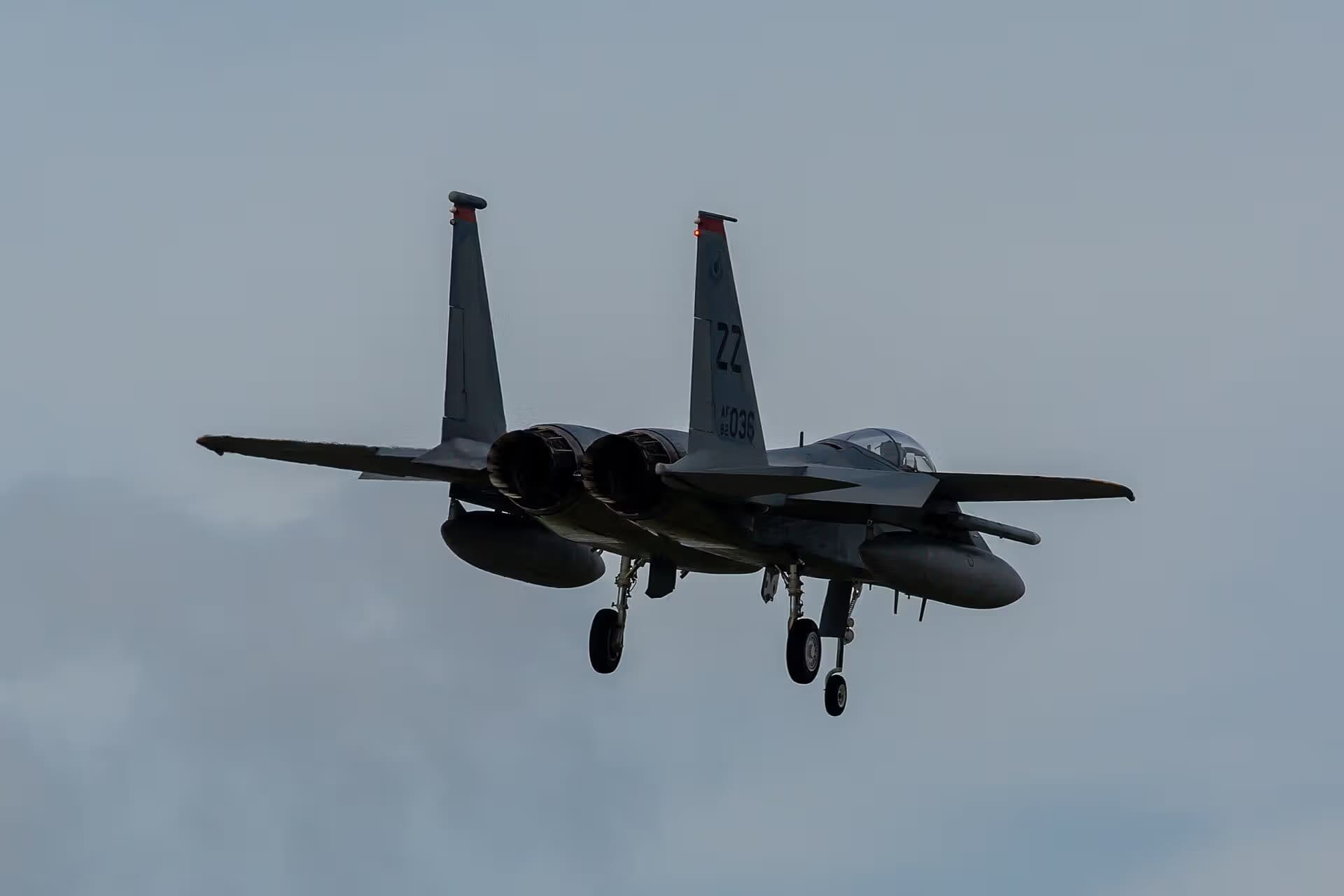Unidentified — Twin-engine aircraft