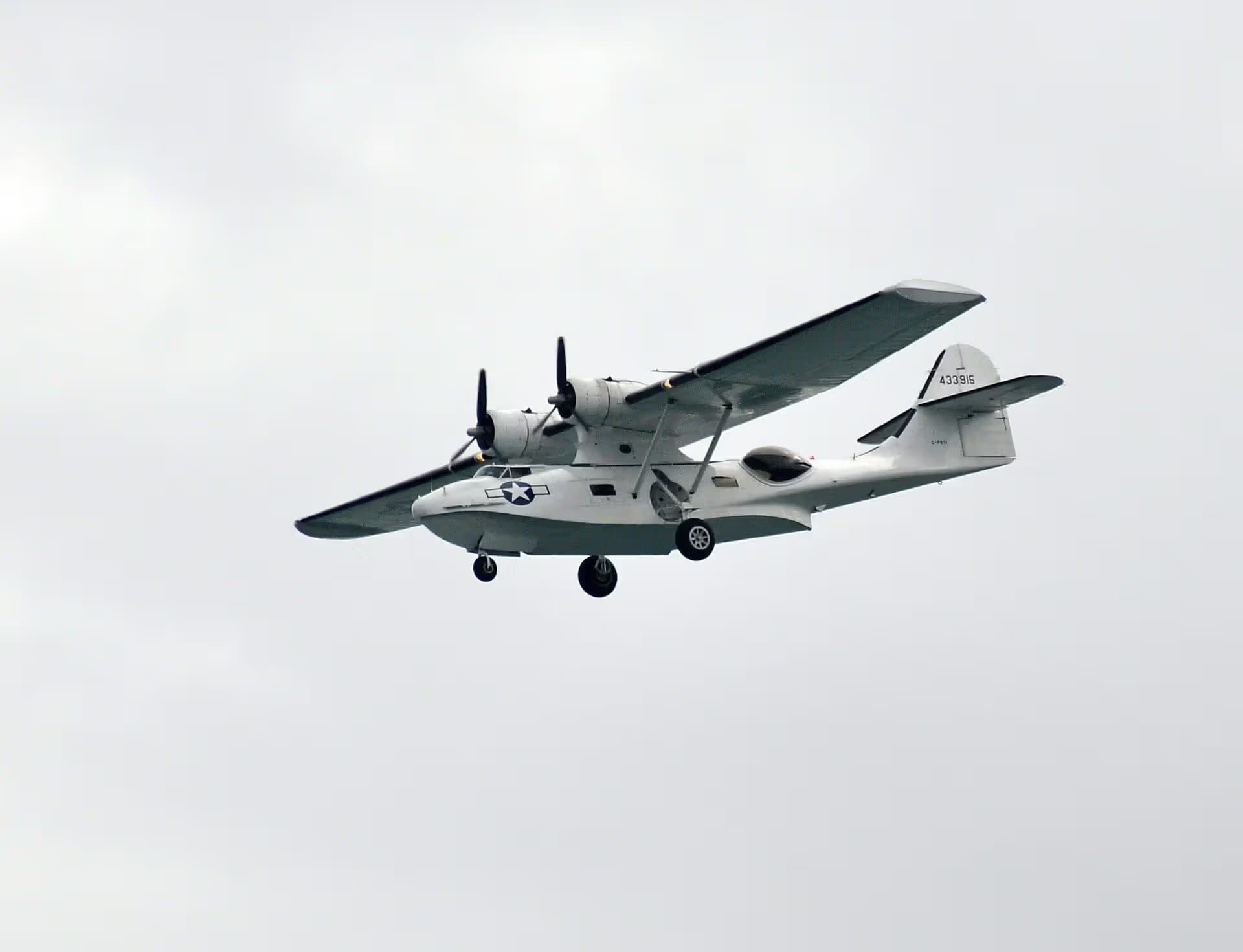 Unidentified — Twin-engine aircraft