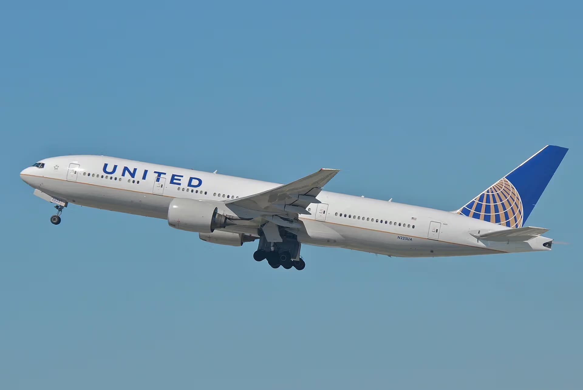 N225UA — Twin-engine aircraft