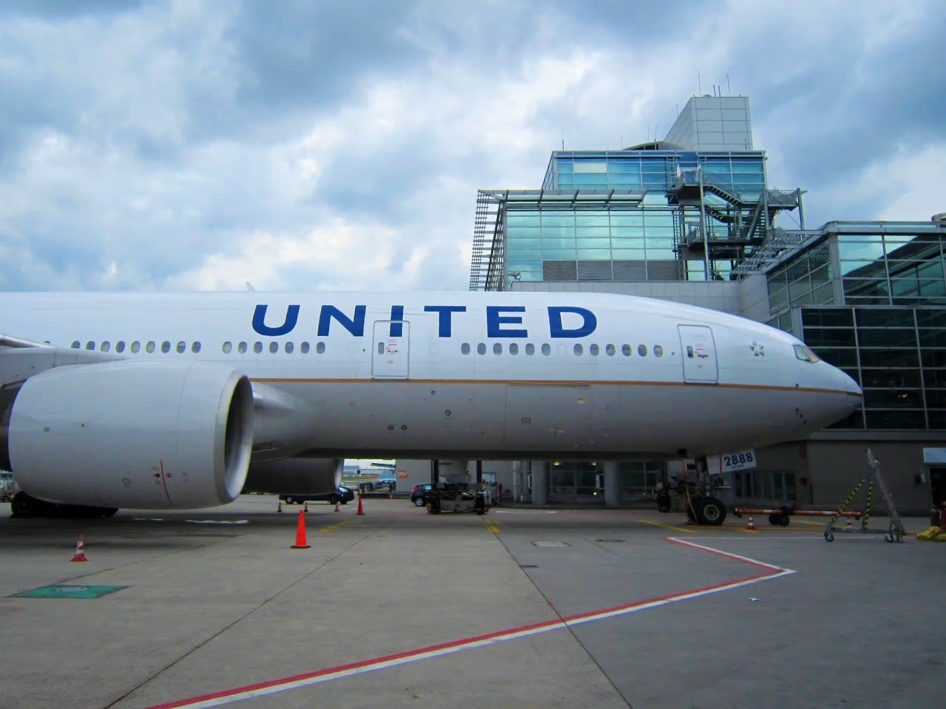 N788UA — Twin-engine aircraft