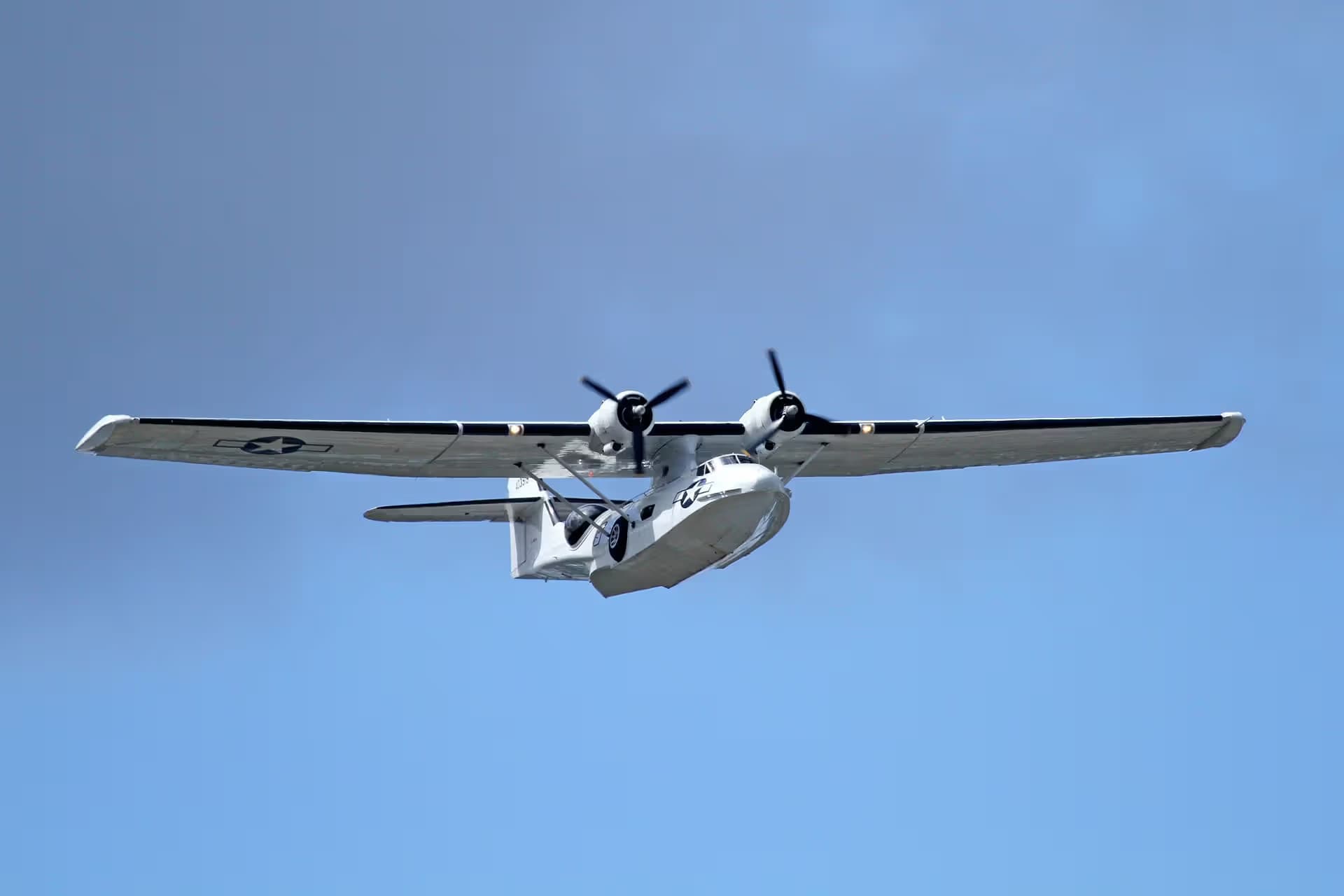 Unidentified — Twin-engine aircraft