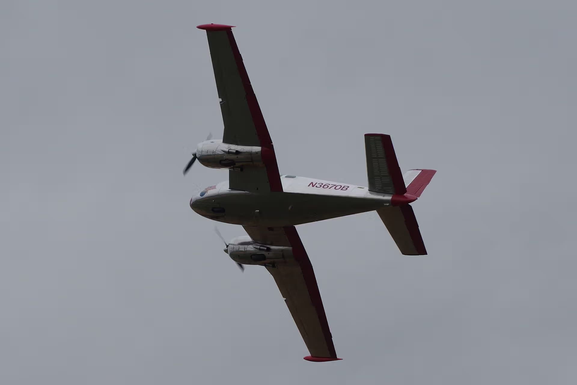 N3670B — Twin-engine aircraft