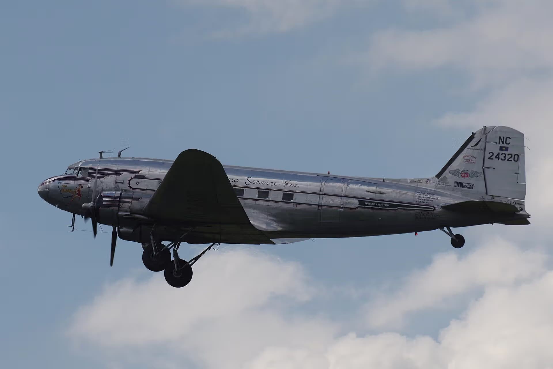 Unidentified — Twin-engine aircraft