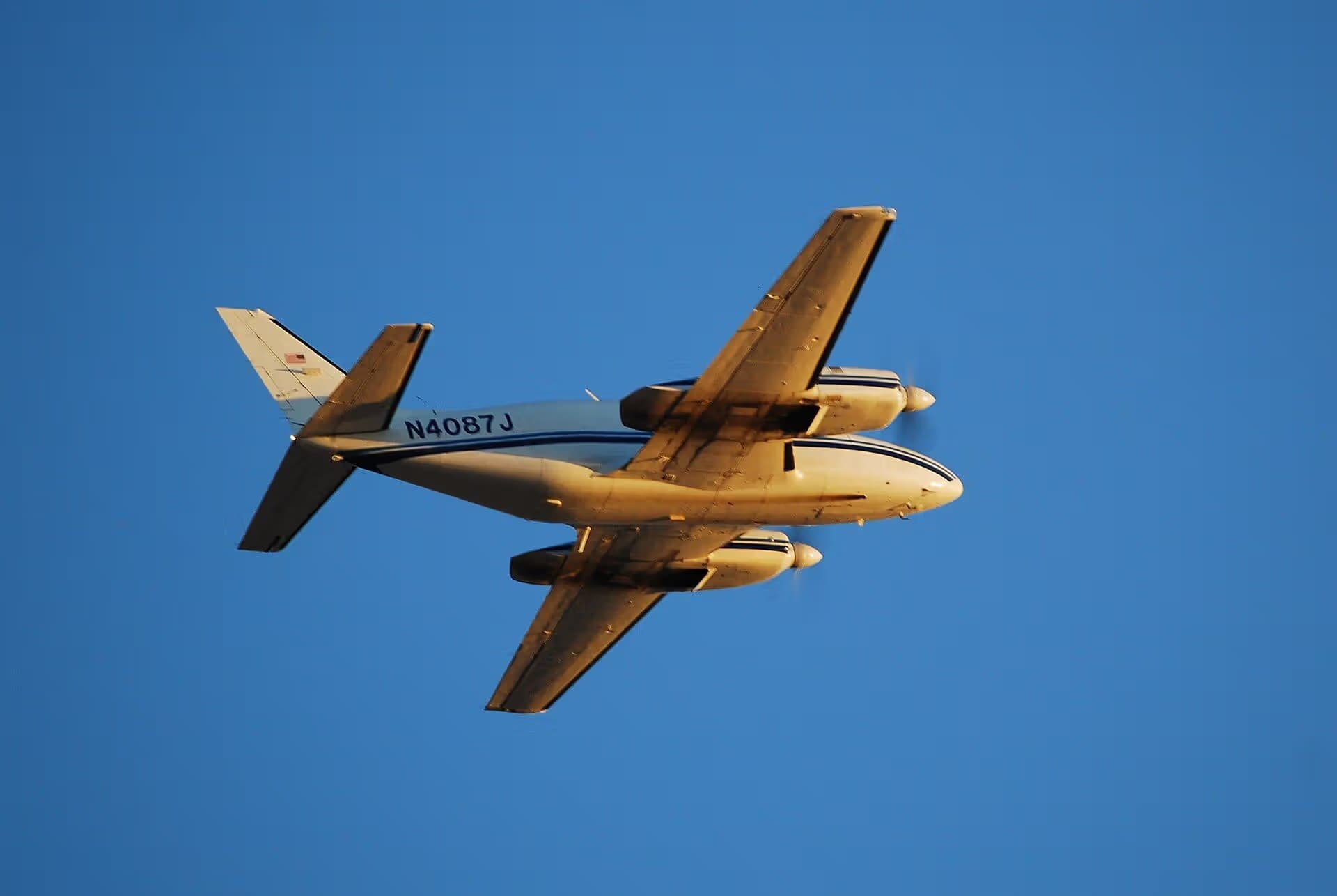 N4087J — Twin-engine aircraft