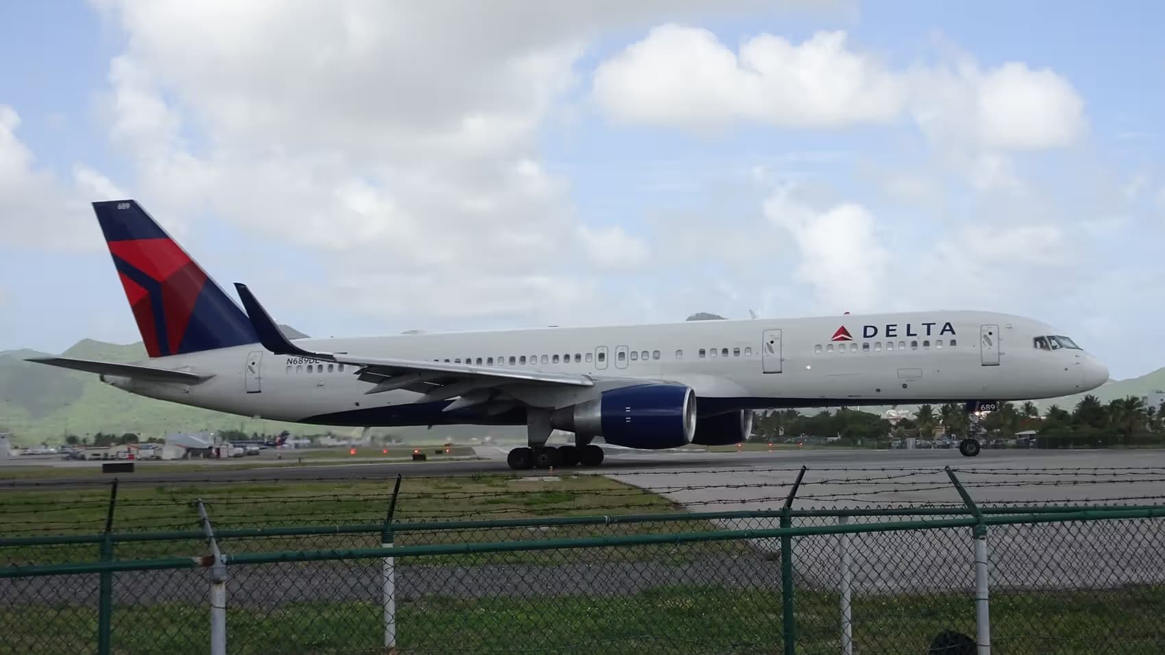N689DL — Twin-engine aircraft