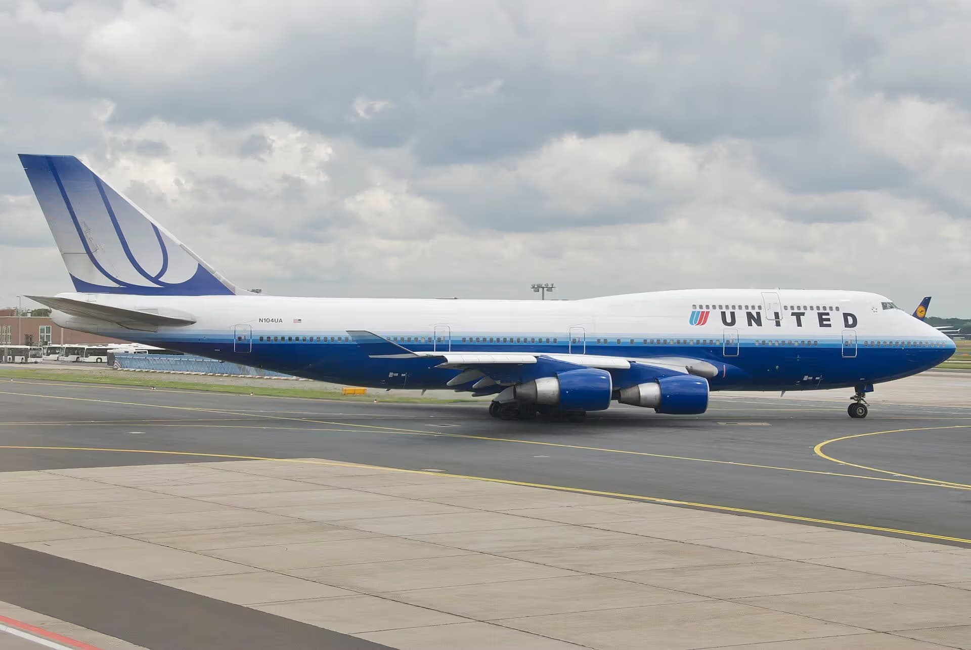 N104UA — Boeing
