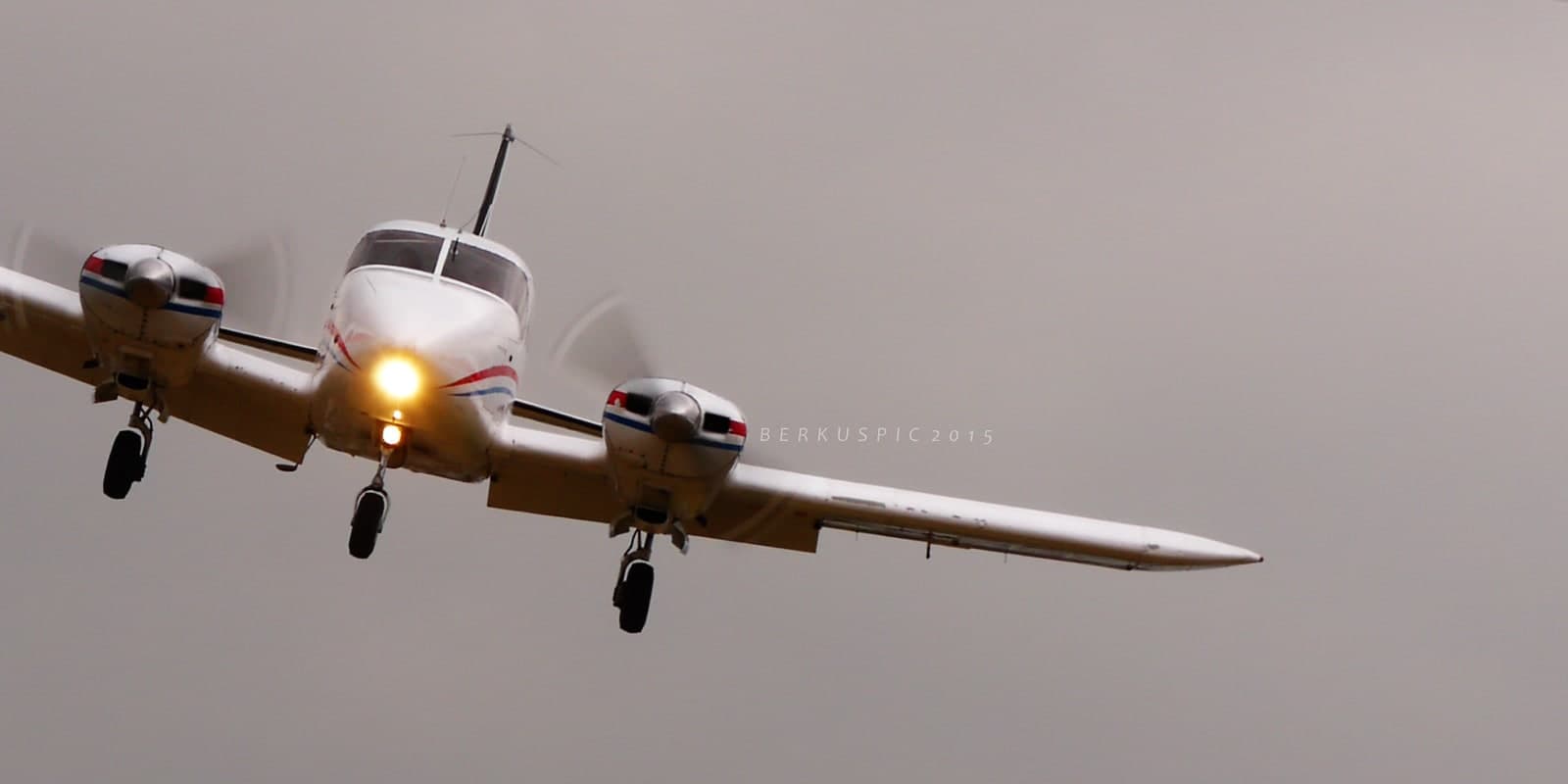 TI-AST — Twin-engine aircraft