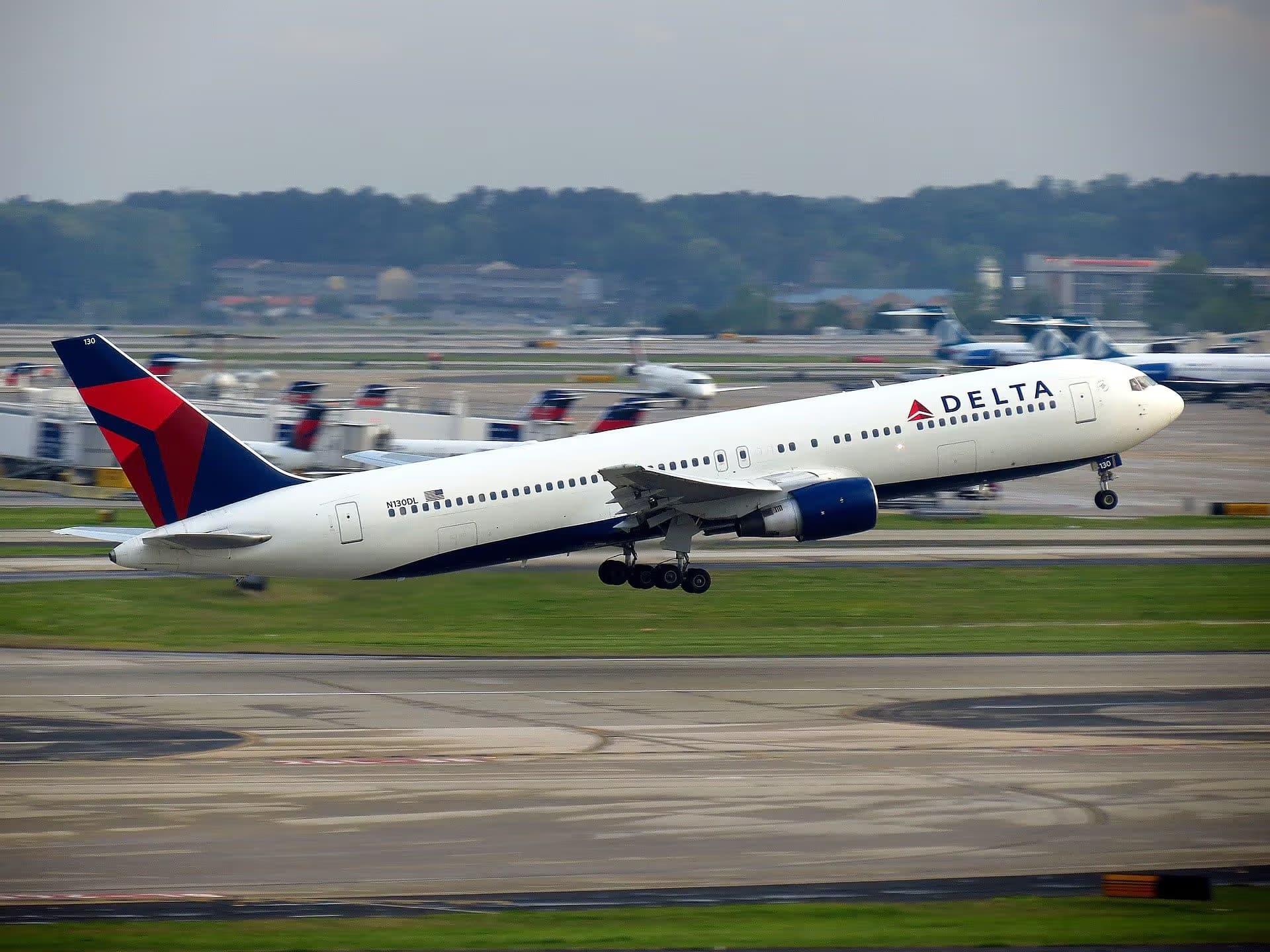 N130DL — Twin-engine aircraft